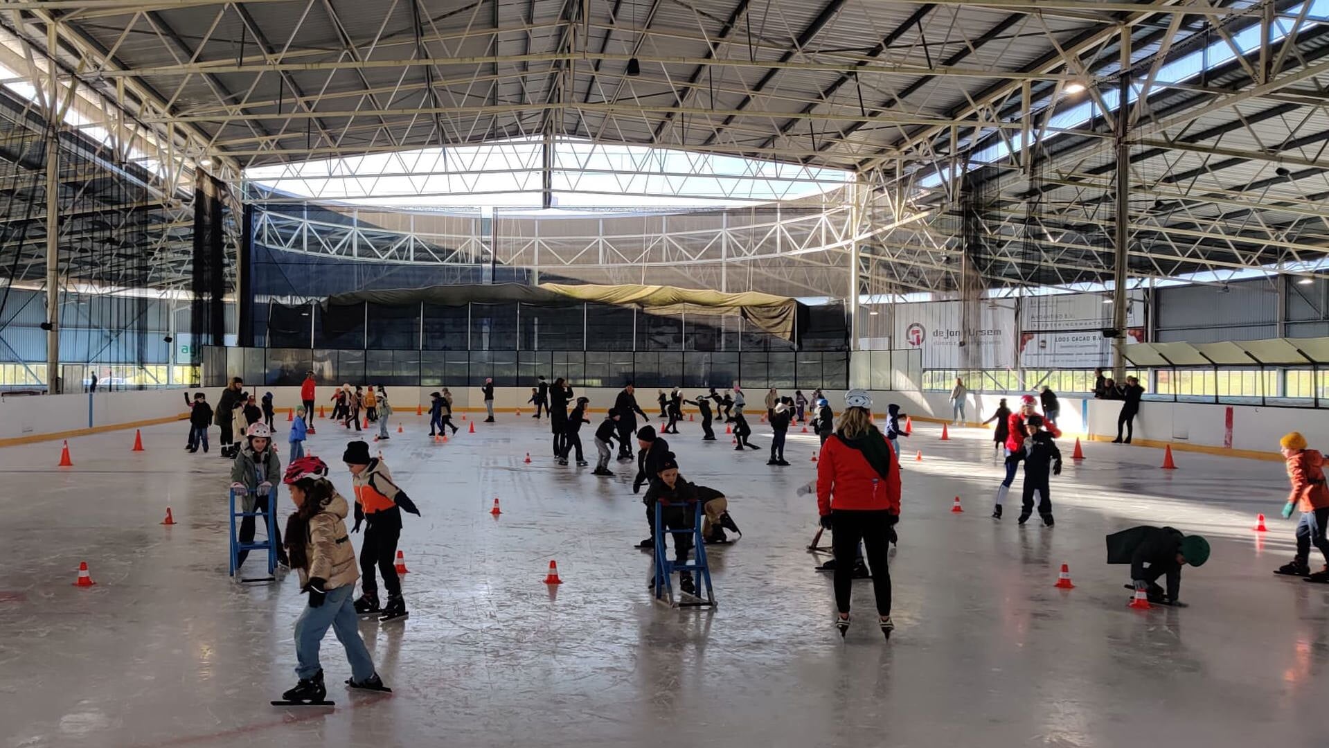 De eerste stappen op het ijs; Oostzaanse leerlingen doen mee aan schoolschaatsen