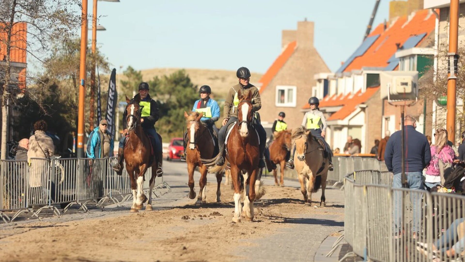 Pony’s en paarden razen over Plein 1945