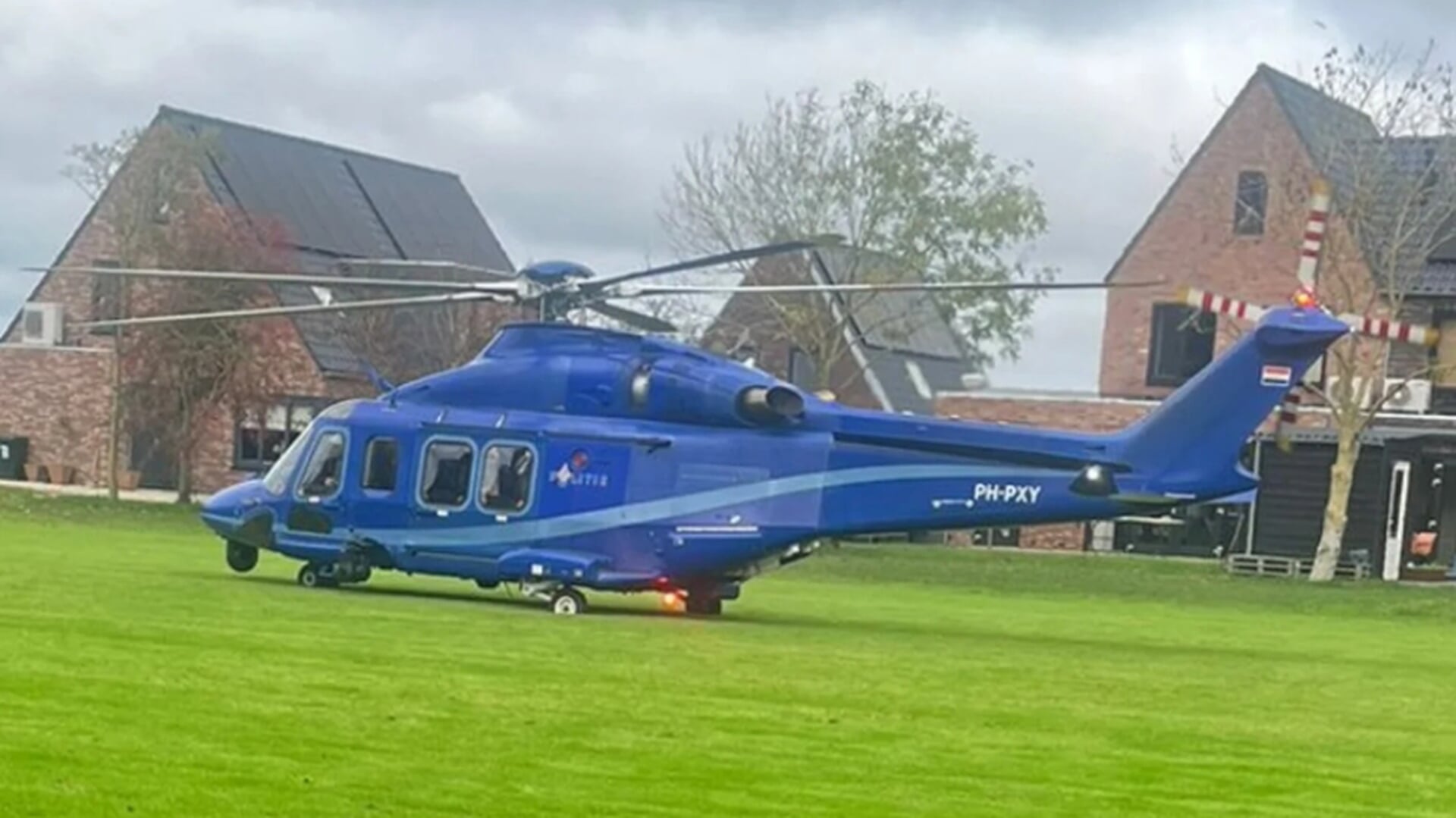 Politiehelikopter landt in Burgerbrug voor medische noodsituatie