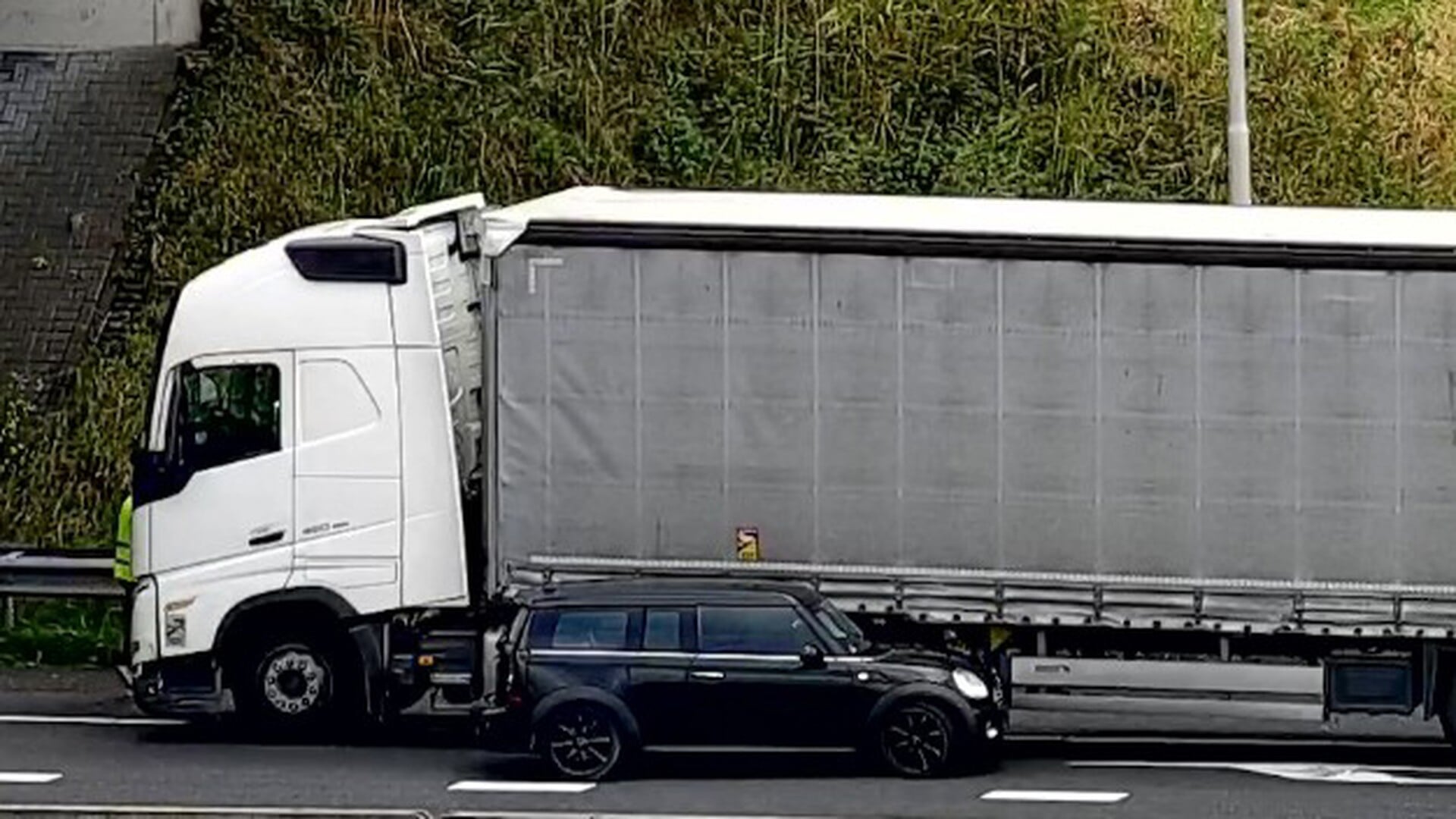 Auto draait 180 graden op A20 na botsing met vrachtwagen