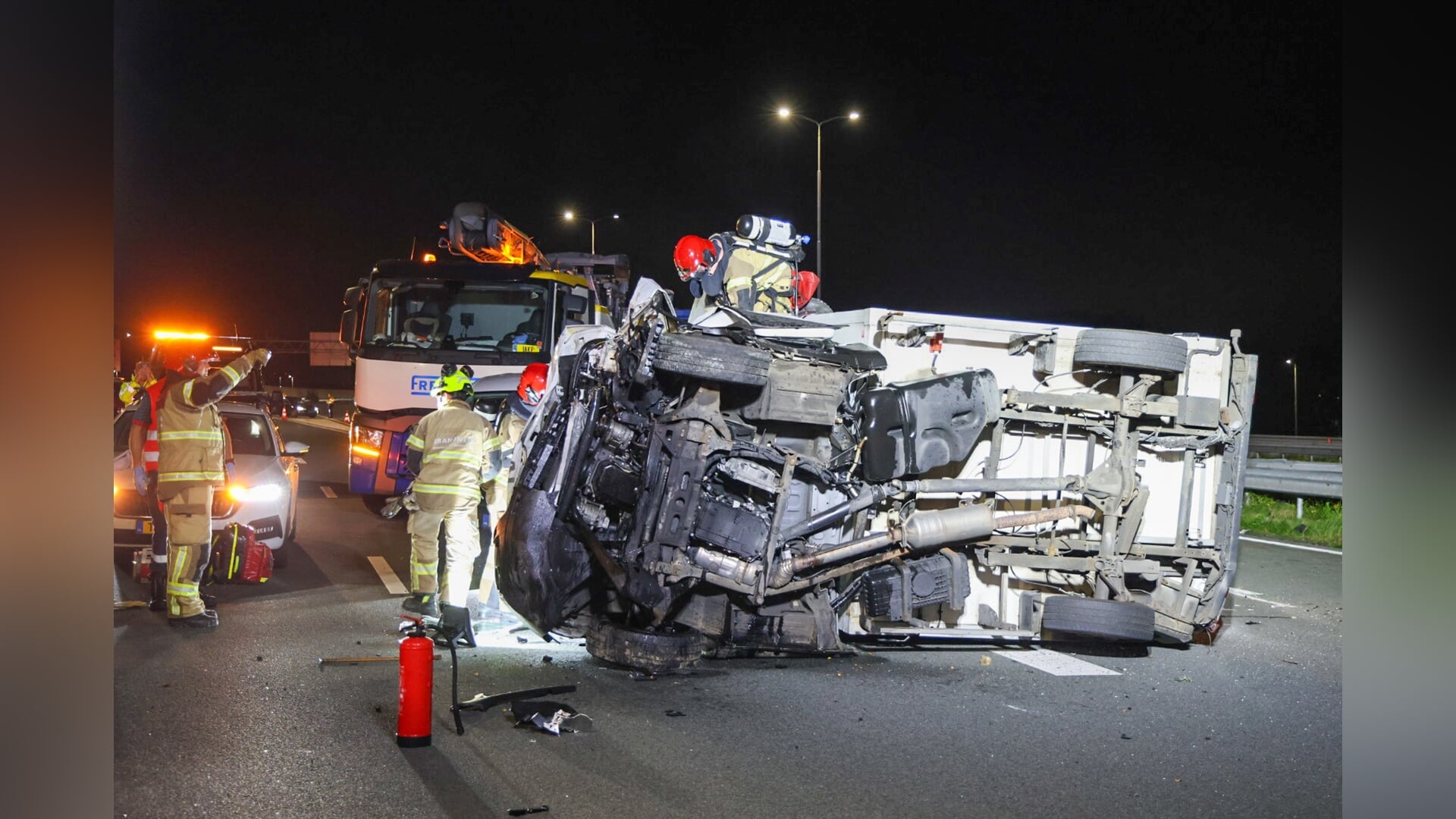 Bakwagen kantelt op A4 bij Badhoevedorp, bestuurder bekneld
