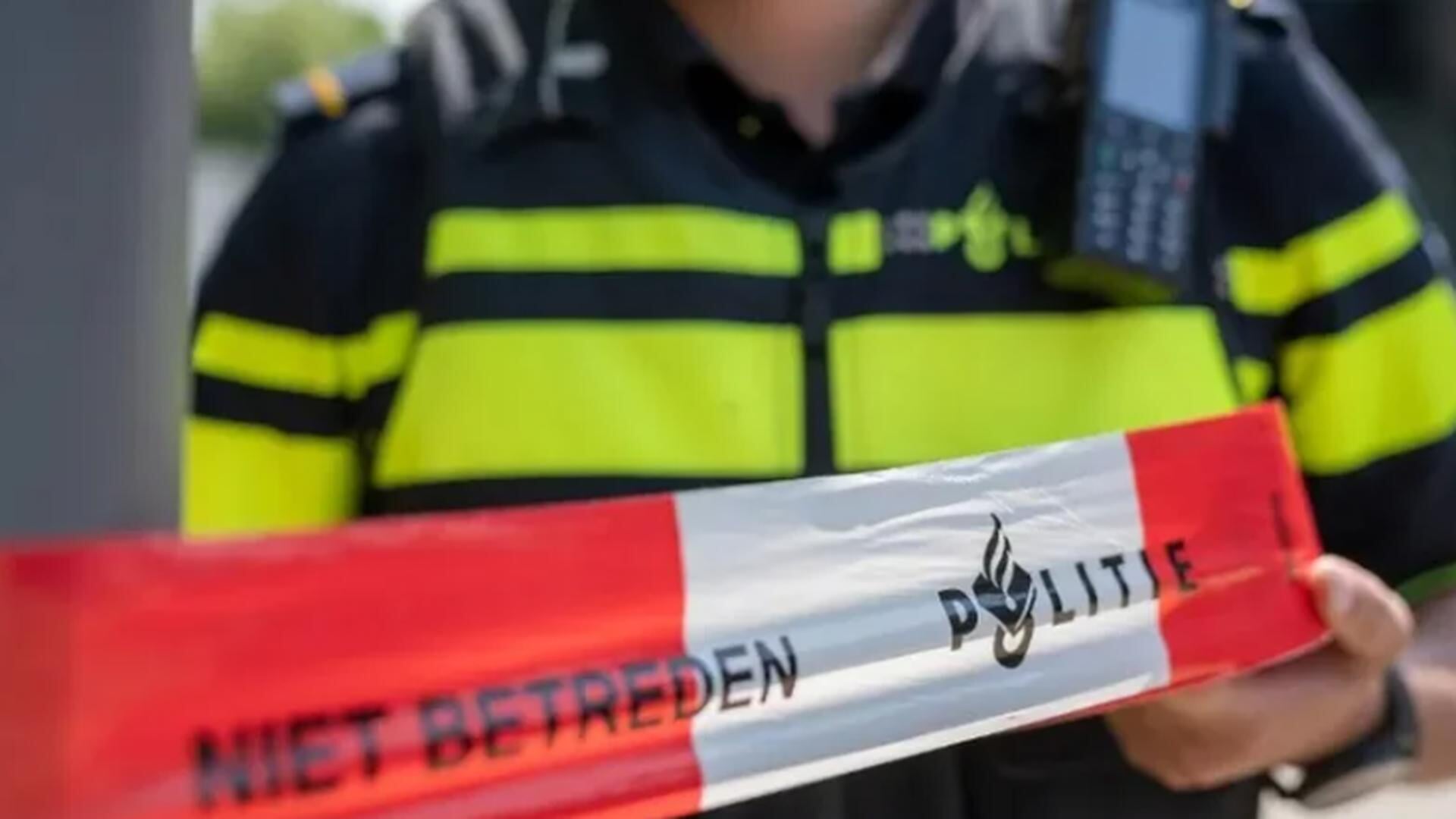 Politie deelt beelden: 100.000 euro gevonden bij kledinggroothandel in Amsterdam Nieuw-West