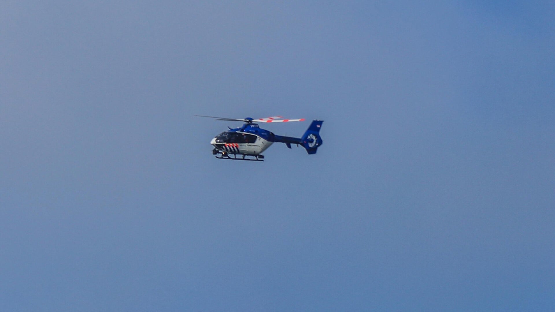 Grootschalige zoektocht in Den Helder naar nepagenten: politiheli vliegt over de stad