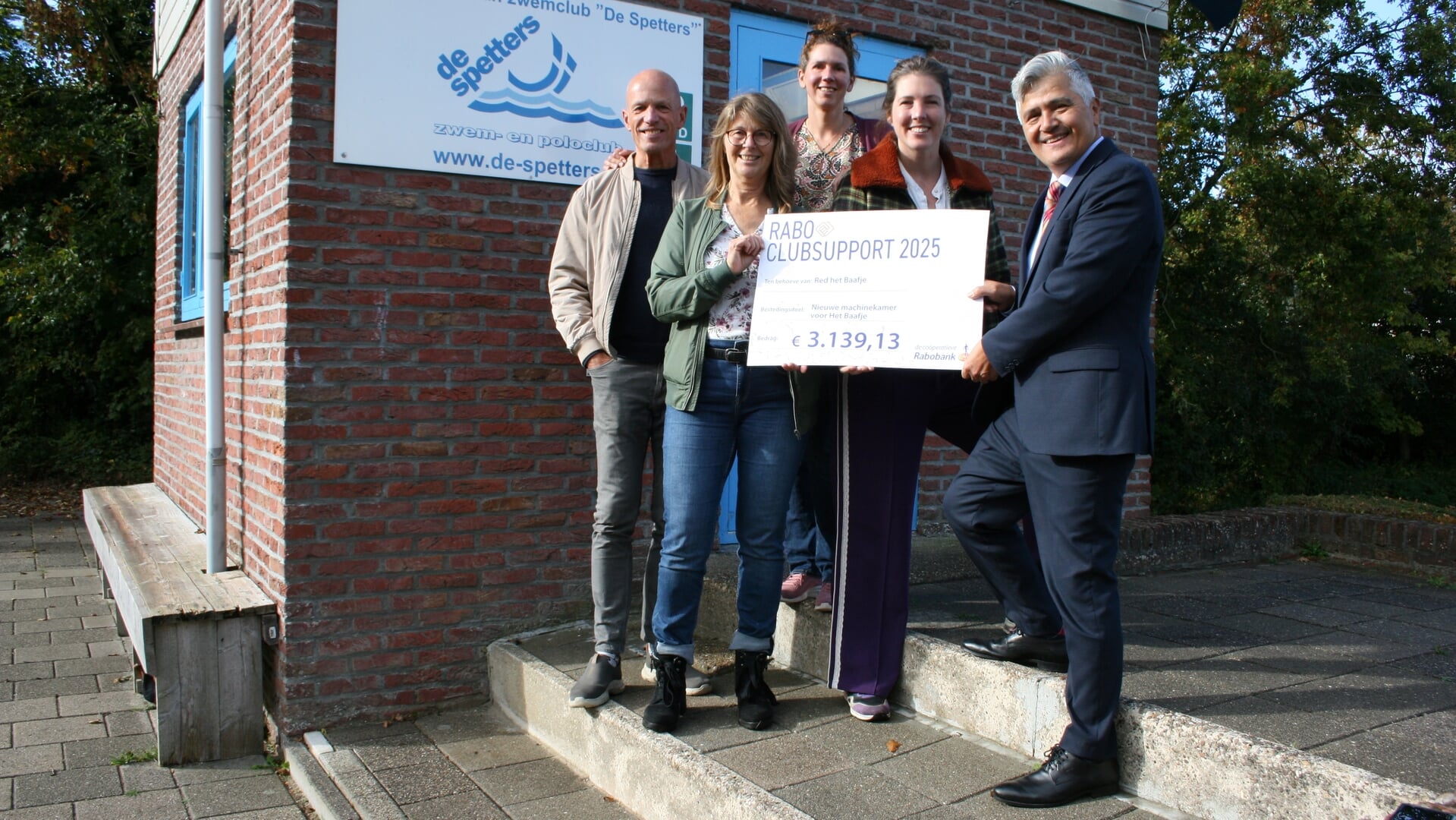 Rabo-cheque voor Stichting Vrienden van Heiloo