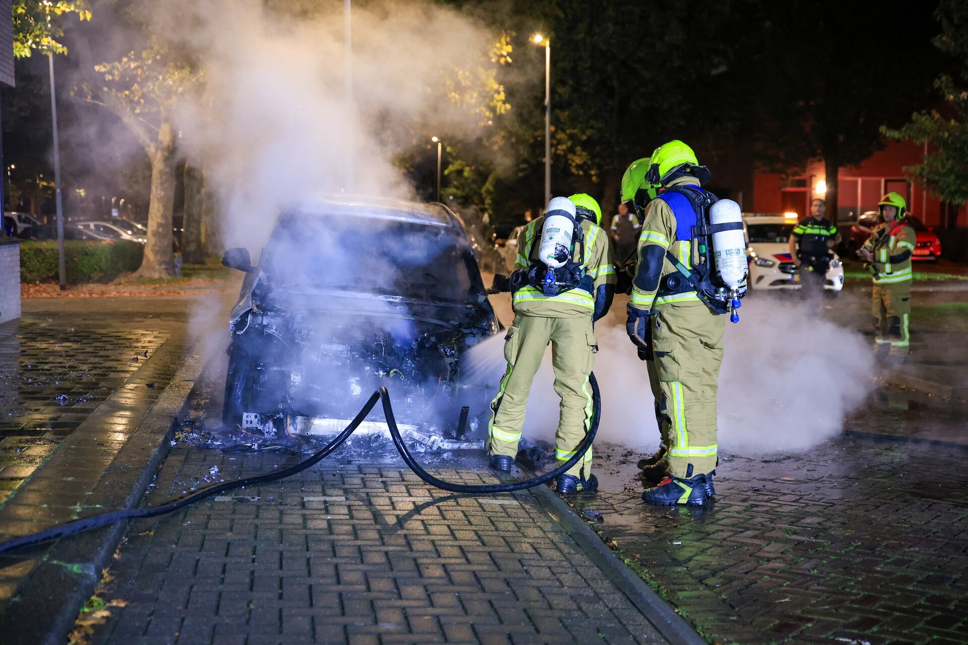 BMW gaat in vlammen op aan de Samuel Esmeijerstraat in Vlaardingen