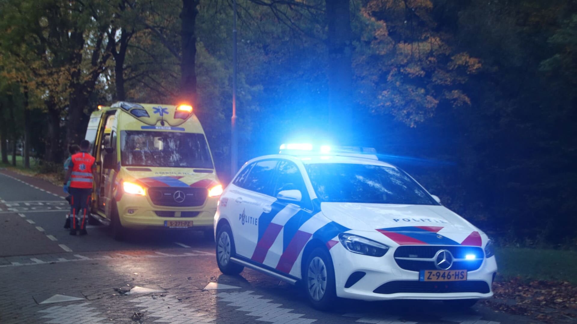 Vrouw en kind met scooter onderuit aan IJweg in Hoofddorp