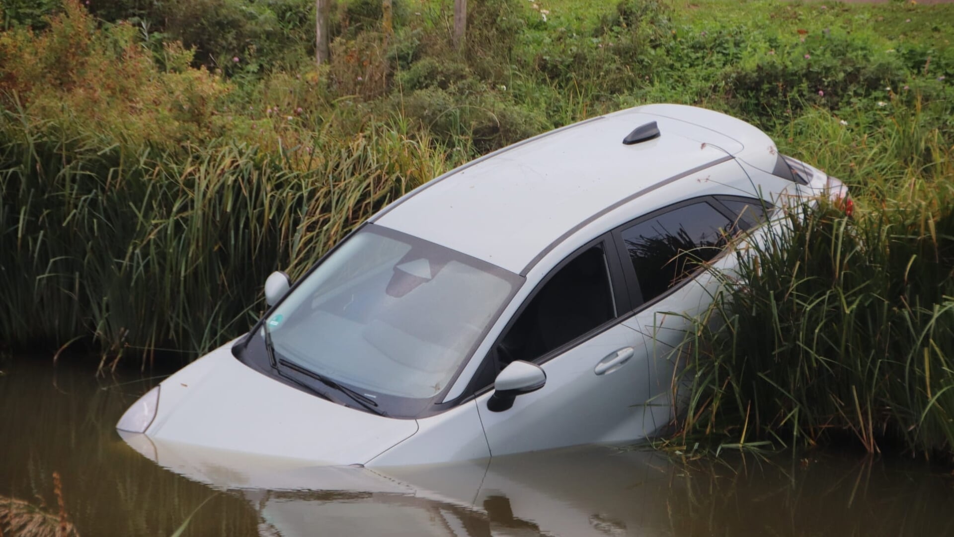 Auto te water langs Christopher Marlowelaan in Hoofddorp
