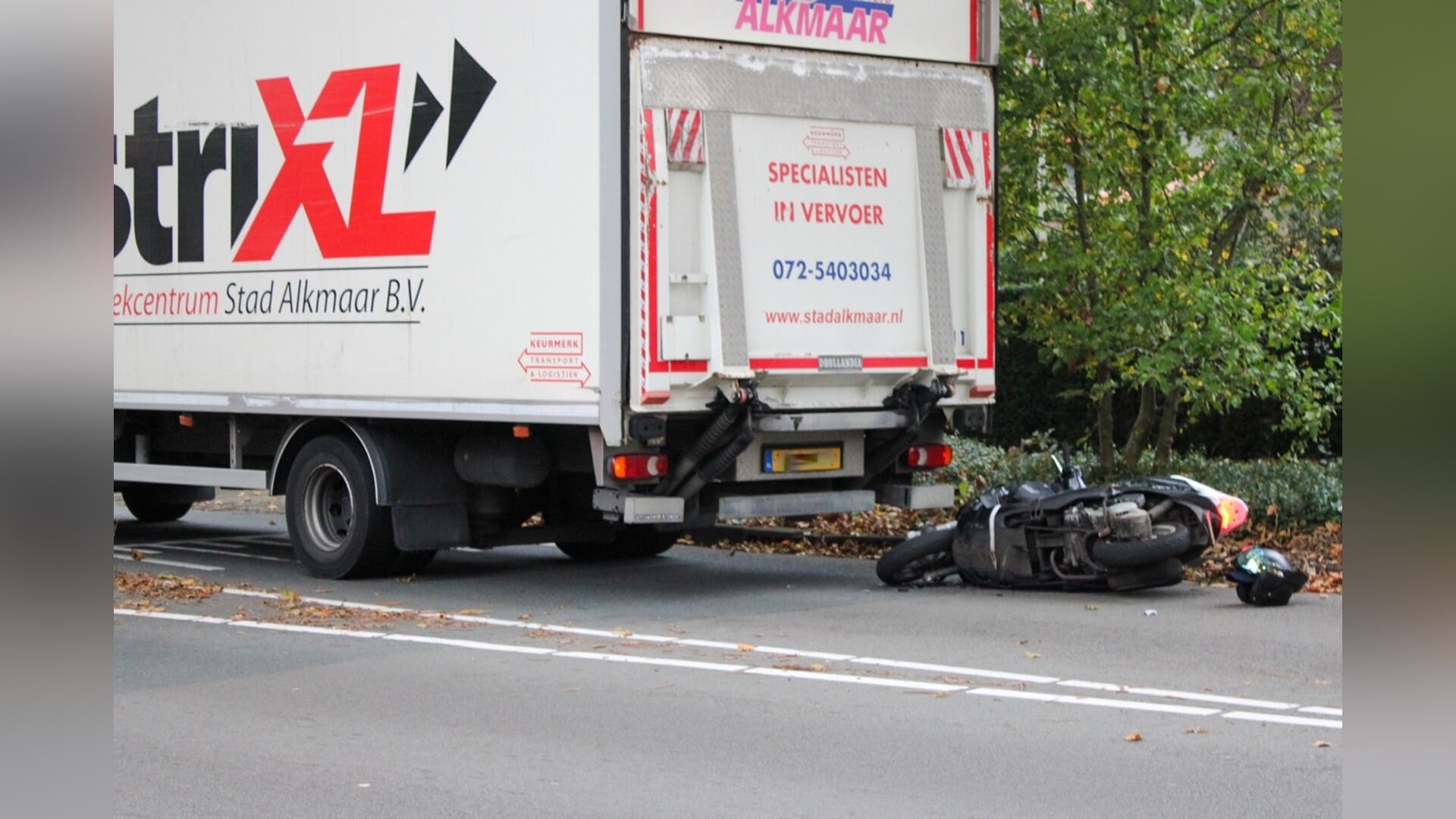 Scooterrijder gewond na aanrijding met vrachtwagen aan Johan Wagenaarlaan in Heemstede