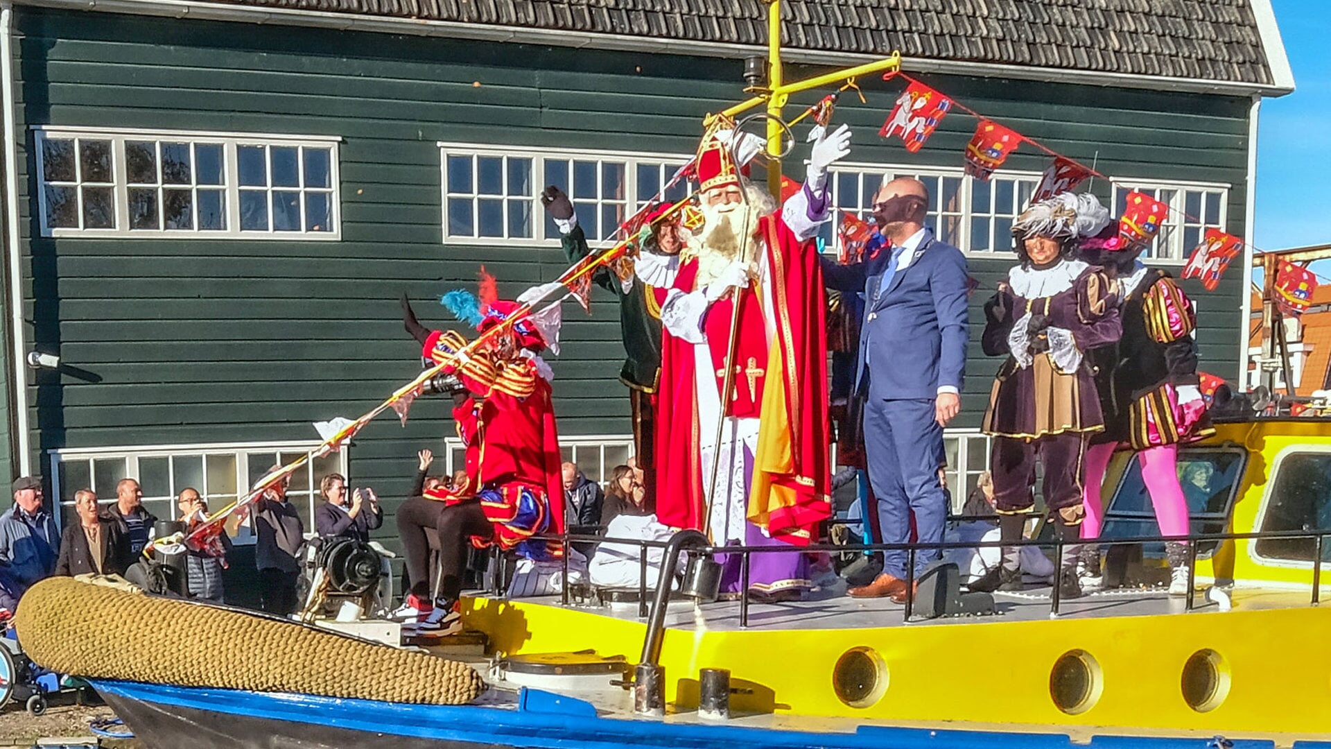 Rondrit Sinterklaas door Uitgeest en bezoek aan ouderen in Geesterheem