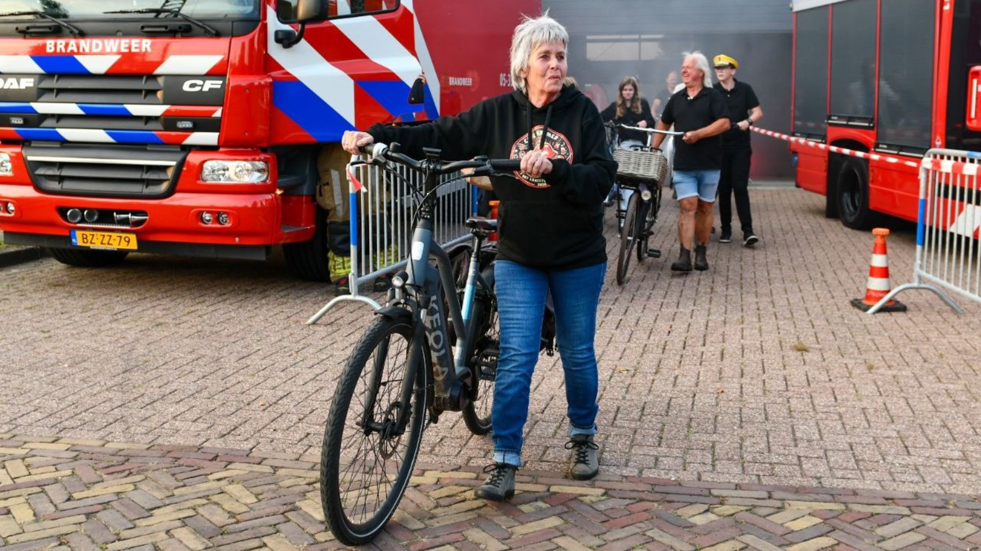 Zo’n 500 deelnemers fietsen ‘Deur de schemer noar Kremer’ in Vroomshoop ...