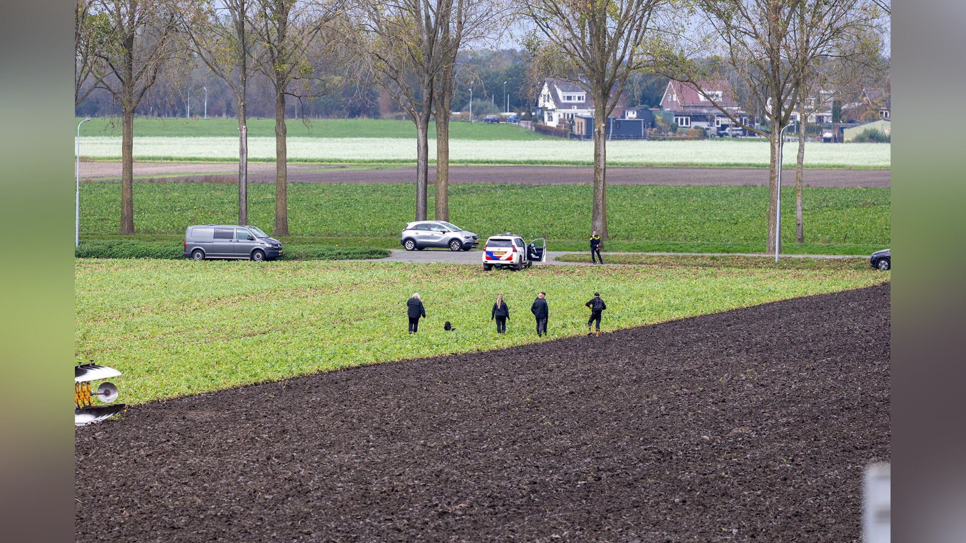 Overleden persoon aangetroffen in weiland langs Hoofdweg in Abbenes, lichaam lag er al langere tijd