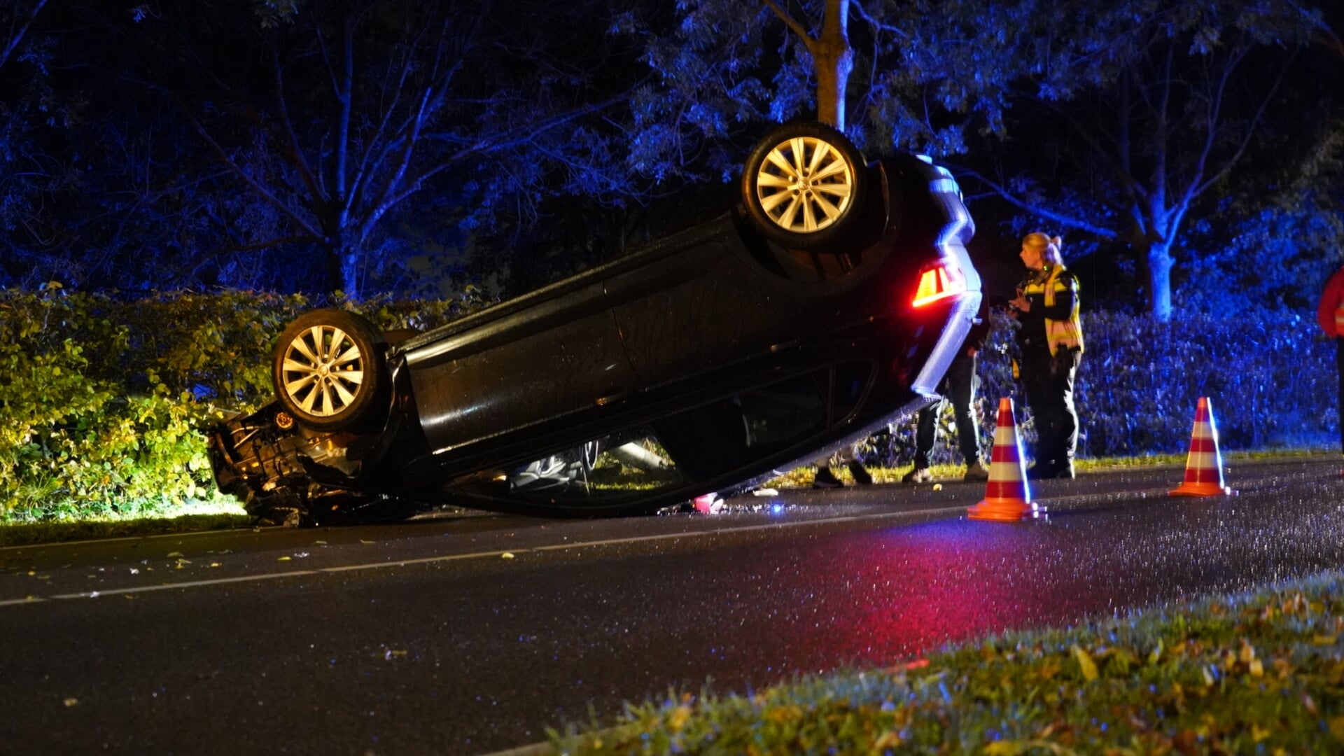 Auto vliegt uit de bocht en eindigt ondersteboven aan Dirk Essenlaan in Grootebroek