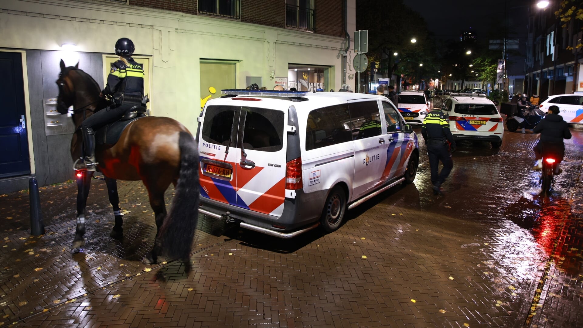 Agenten zetten stroomstootwapen in bij aanhouding na vechtpartij Lutherse Burgwal Den Haag