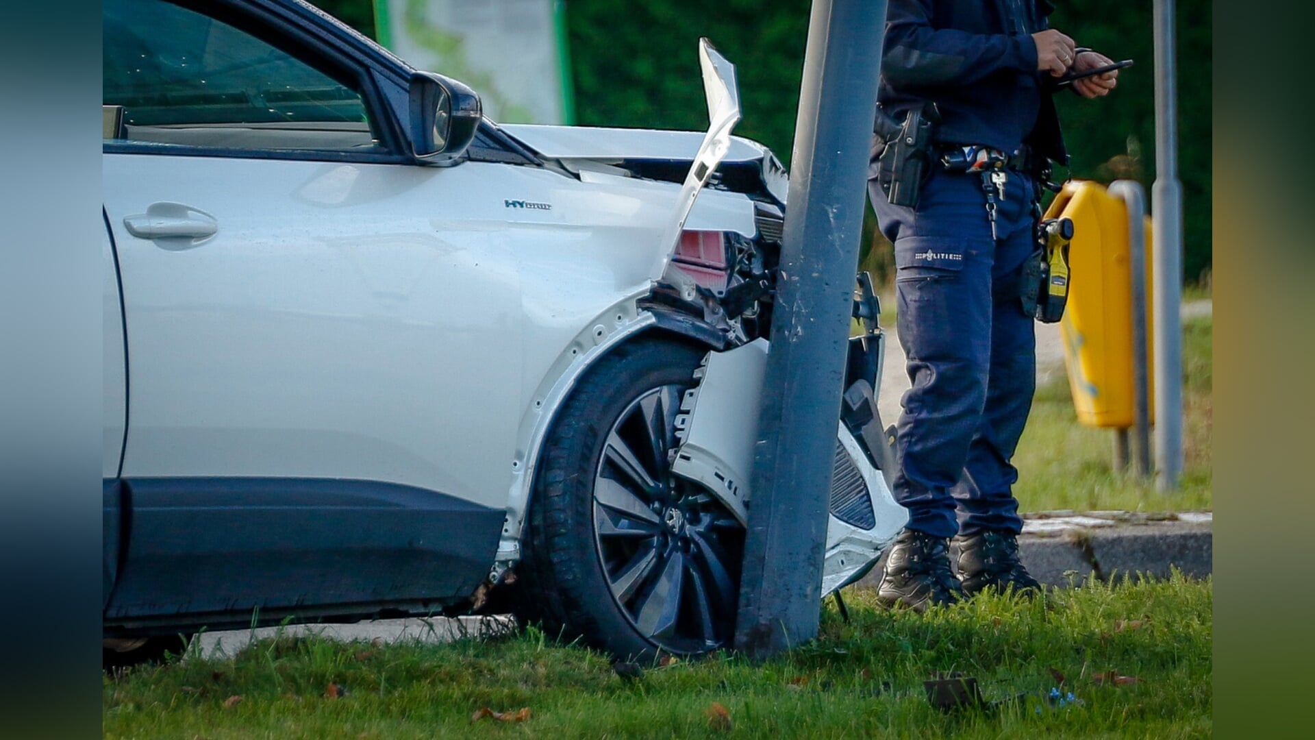 Auto knalt tegen lantaarnpaal op rotonde aan Rijksstraatweg in Heemskerk