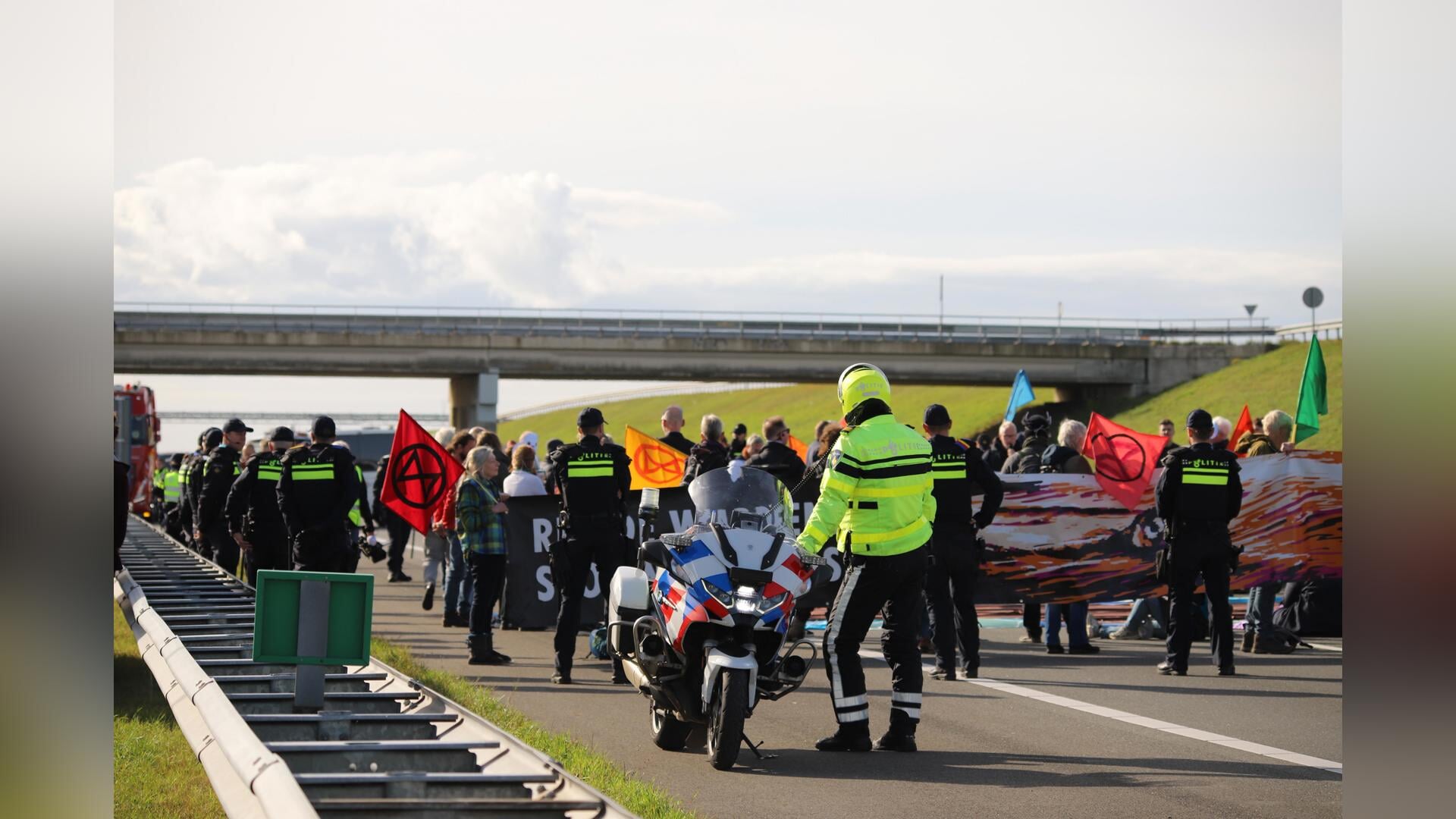 Demonstranten Extinction Rebellion blokkeren Afsluitdijk, flinke vertraging voor verkeer uit Noord-H