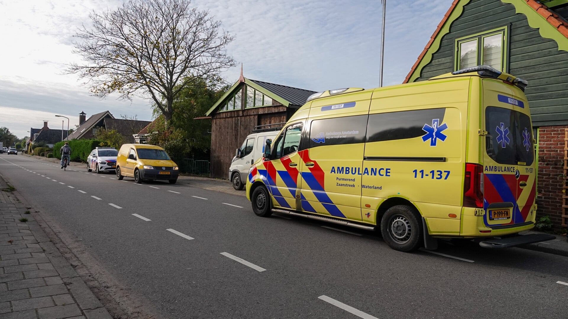 Fatbikebestuurder gewond na botsing met geparkeerde auto aan Oosteinde in Berkhout