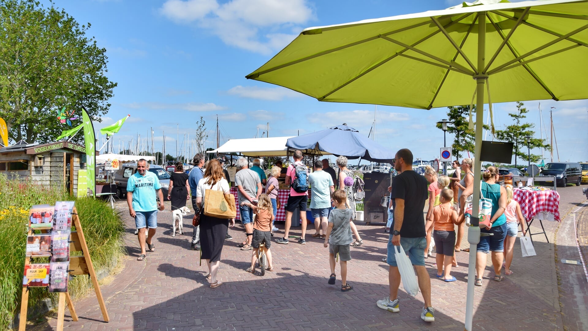 Eerste zomerse Boerenmarkt in Woudsend is vanochtend gestart