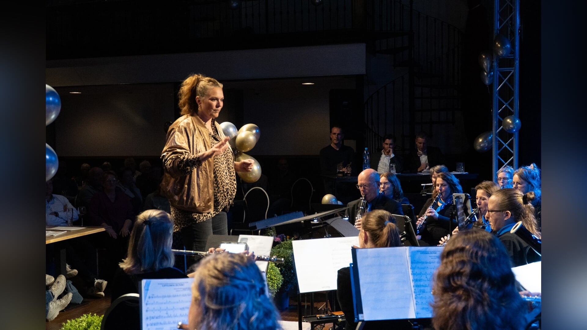 Desirée Niesing wint spannende dirigeerwedstrijd De Maestro van Boskoop