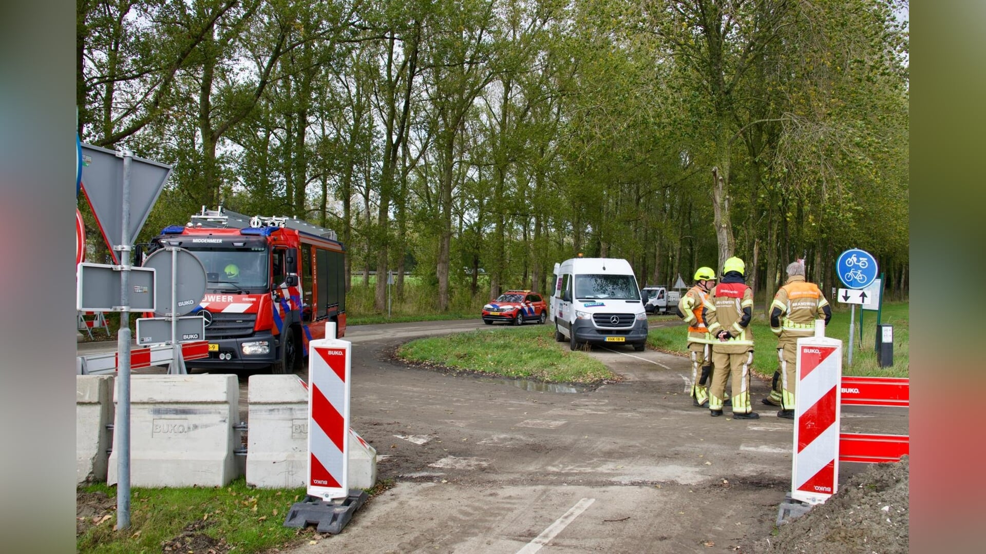 Gaslekkage in transportleiding aan Westermiddenmeerweg in Middenmeer, straat volledig afgesloten