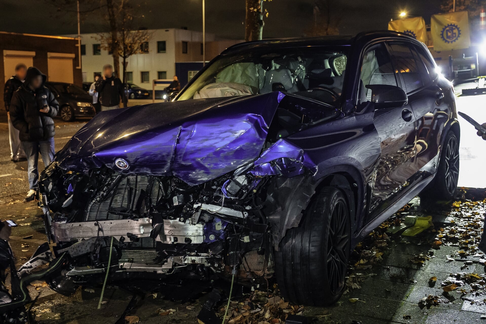 Ravage op de Strickledeweg in Schiedam na zwaar ongeluk