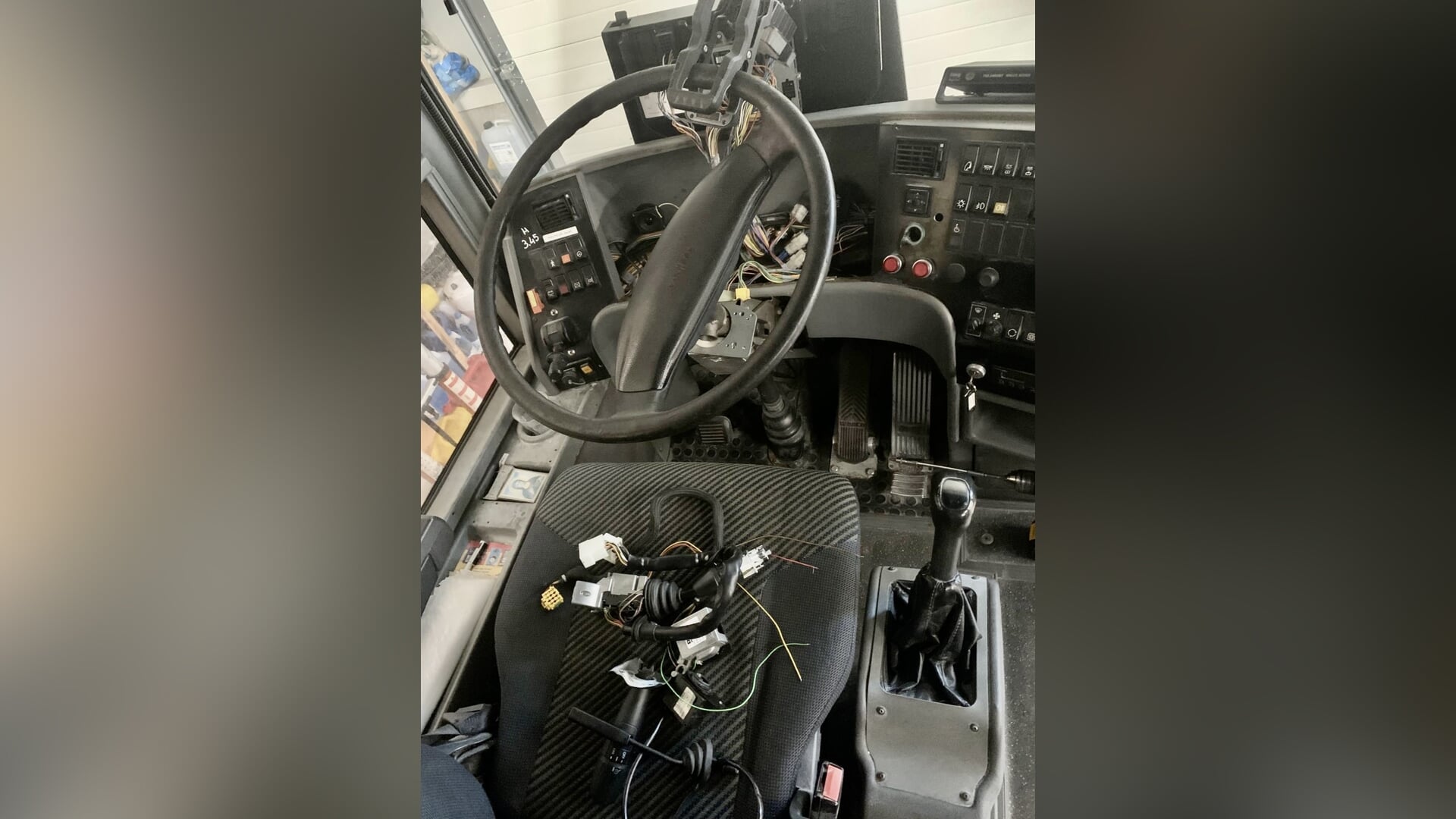 Vandalen vernielen bus van Groengrijs, uitstapjes geannuleerd