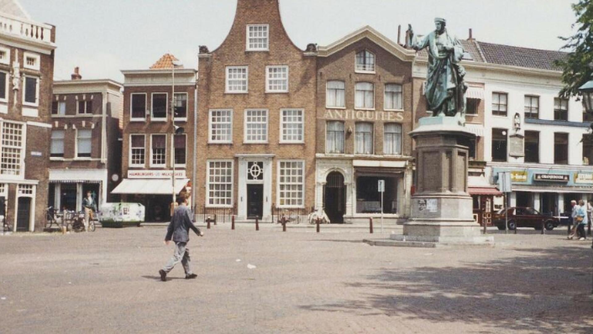 Restauratie van de sokkel van het standbeeld van Laurens Janszoon Coster