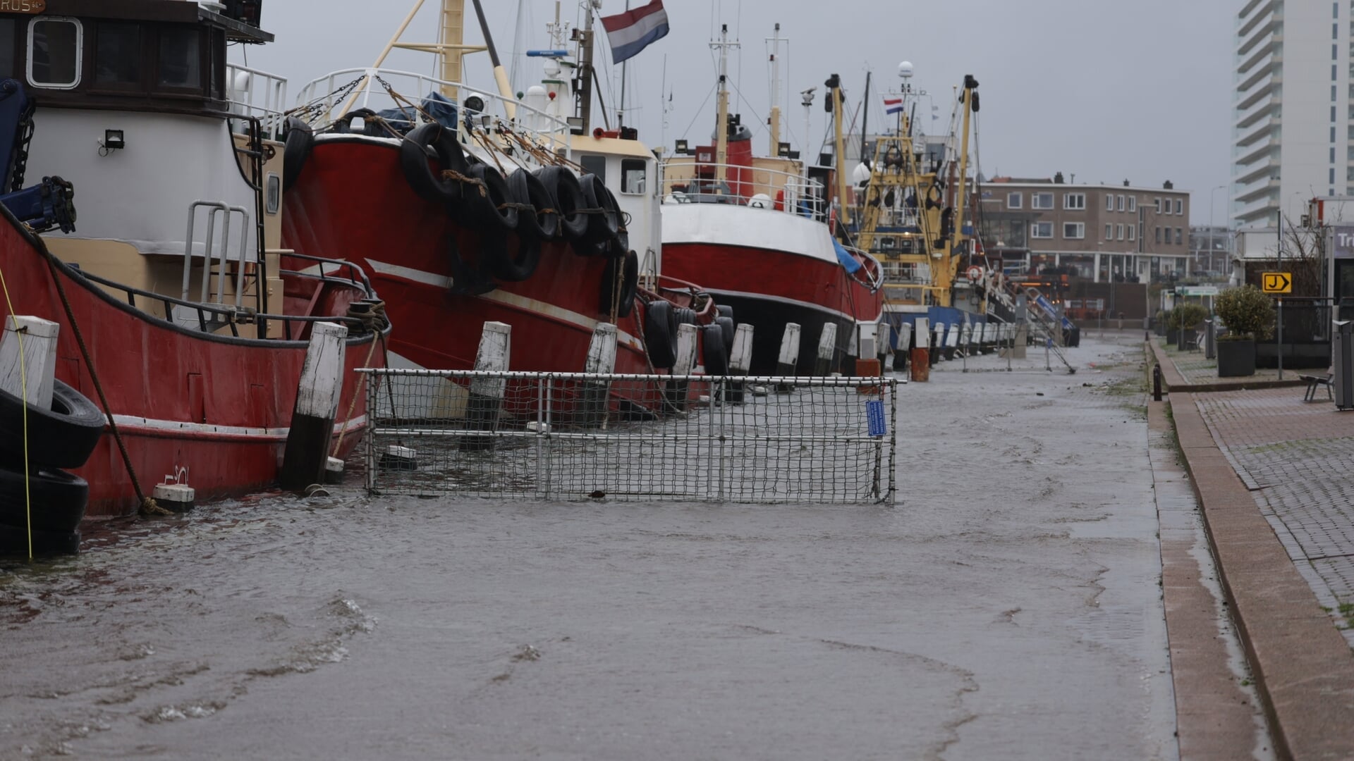 Hoogwater door storm Benjamin in Scheveningse haven trekt veel bekijks