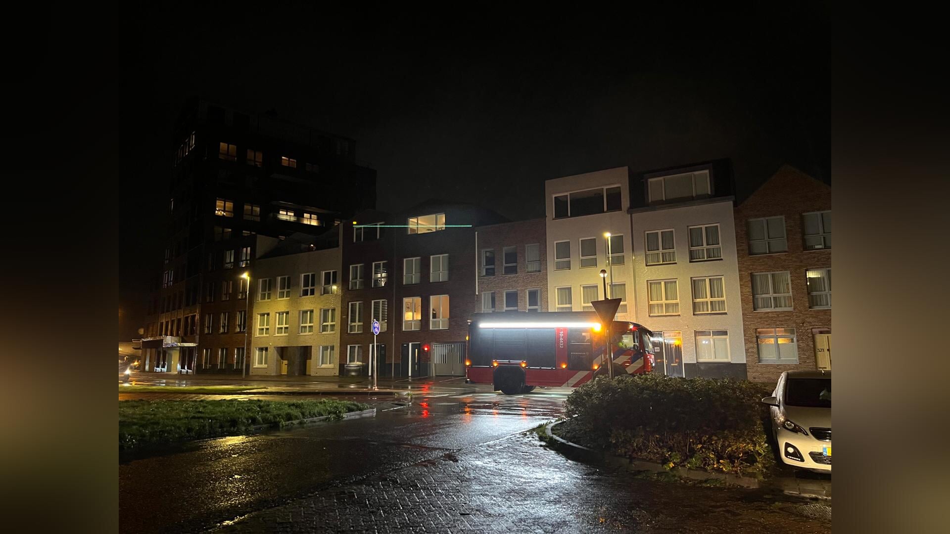 Dakplaten op gebouw aan Kanaalweg in Den Helder losgeraakt door storm Benjamin