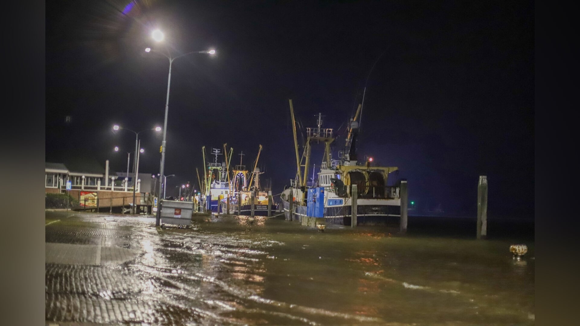 Haven Den Oever overstroomt door storm Benjamin, water stroomt over de kades