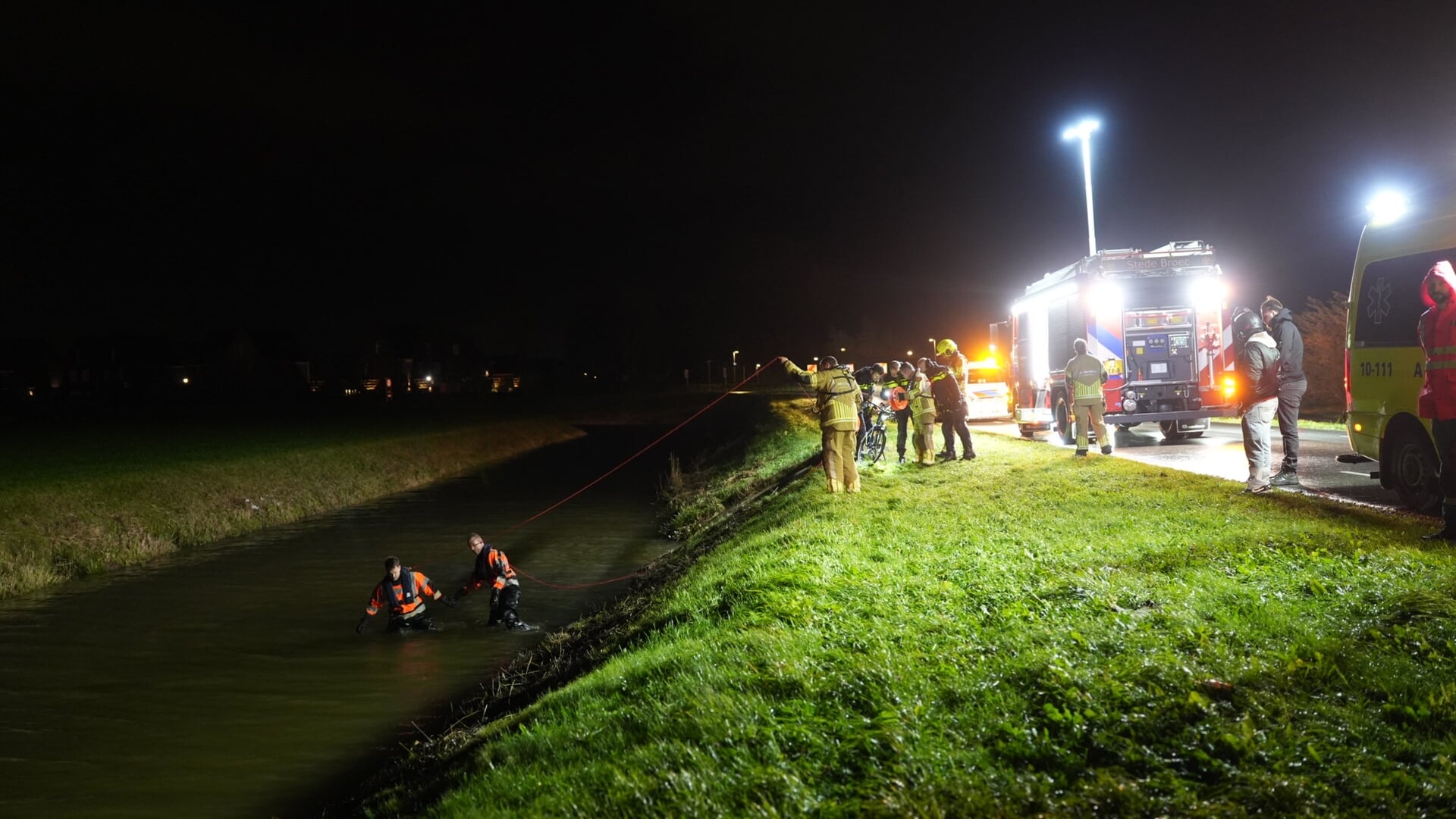 Zoekactie in water langs Raadhuislaan in Grootebroek na melding persoon te water
