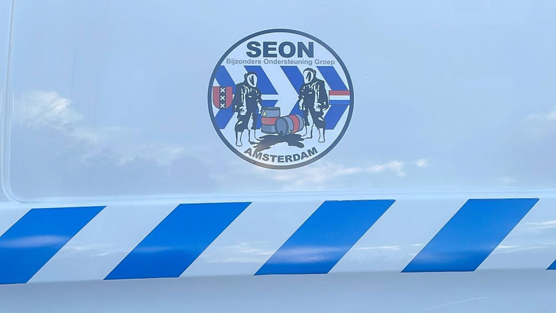 Drugsvondst bij politie inval in voormalig horecapand aan Veluweweg in Waarland