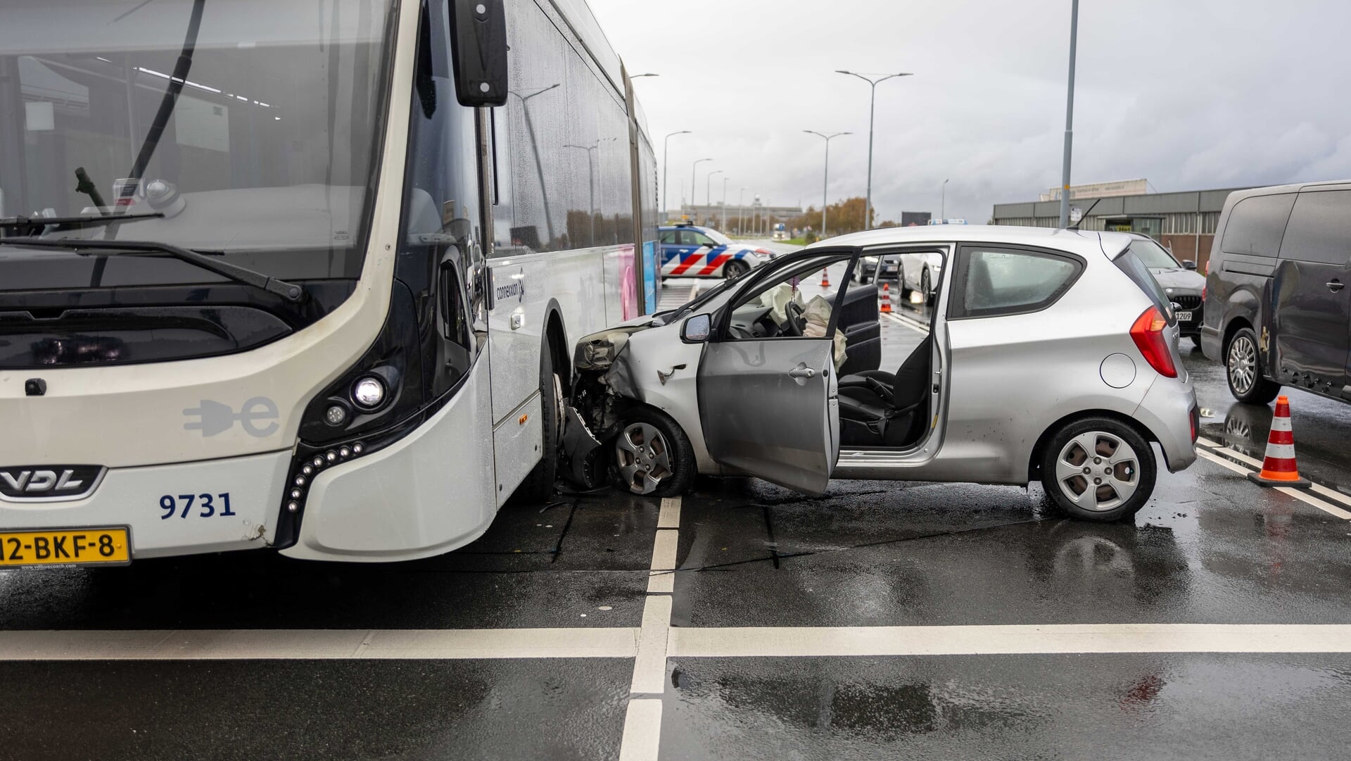 Aanrijding tussen lijnbus en auto aan Rijkerstreek in Rozenburg