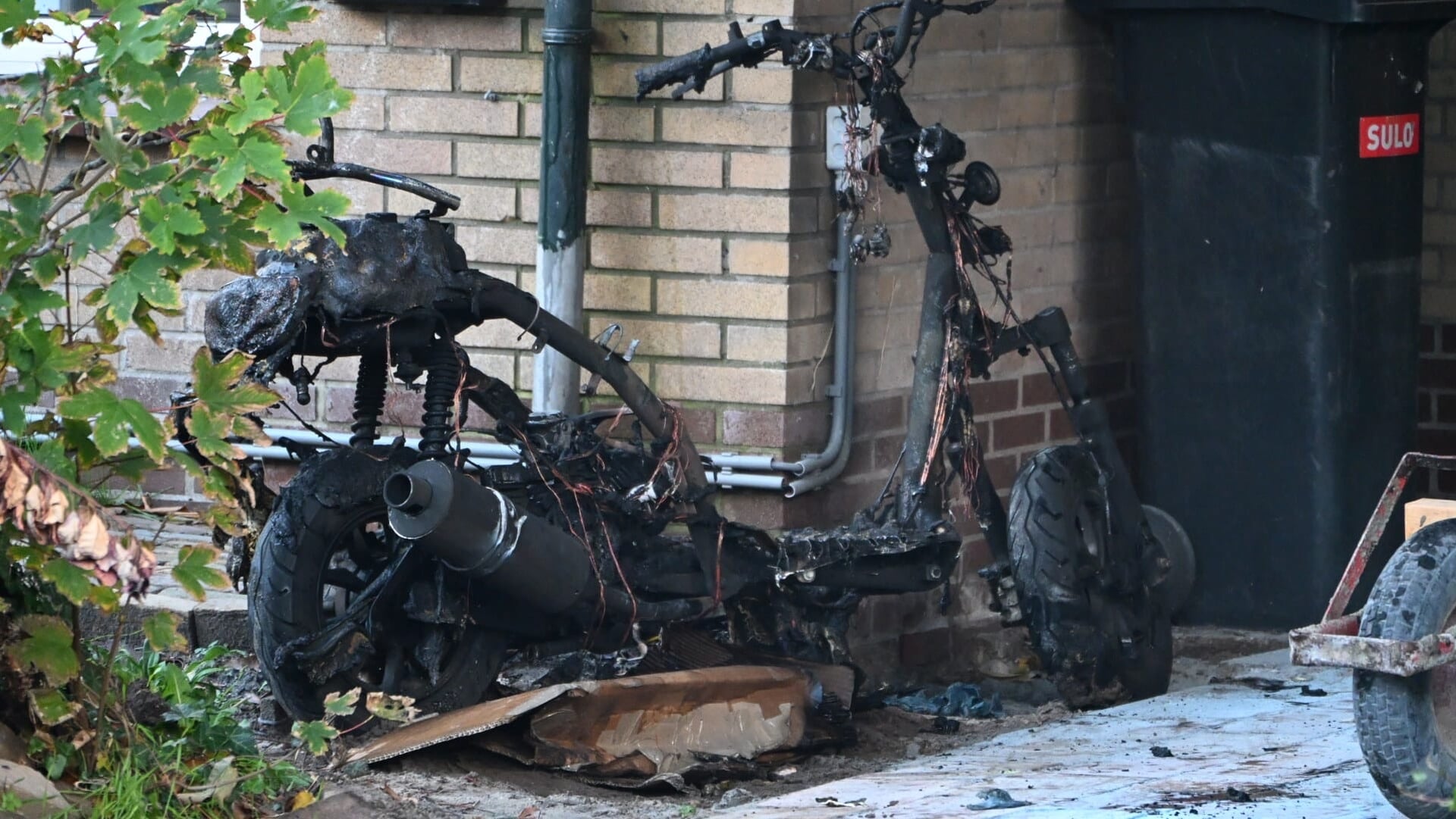 Scooter vliegt in brand aan ‘t Kieftenland in Limmen