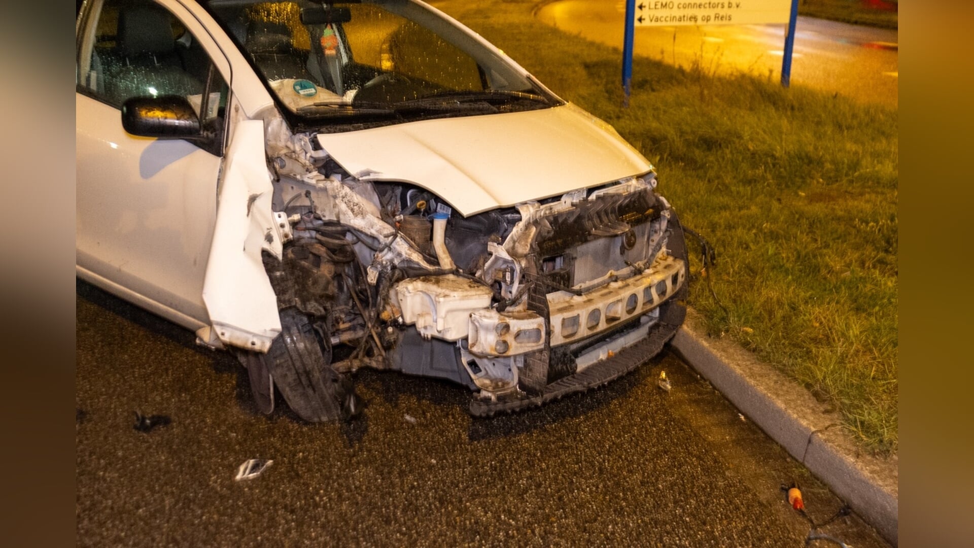 Automobilist verliest macht over het stuur en crasht tegen lantaarnpaal aan Waarderweg in Haarlem