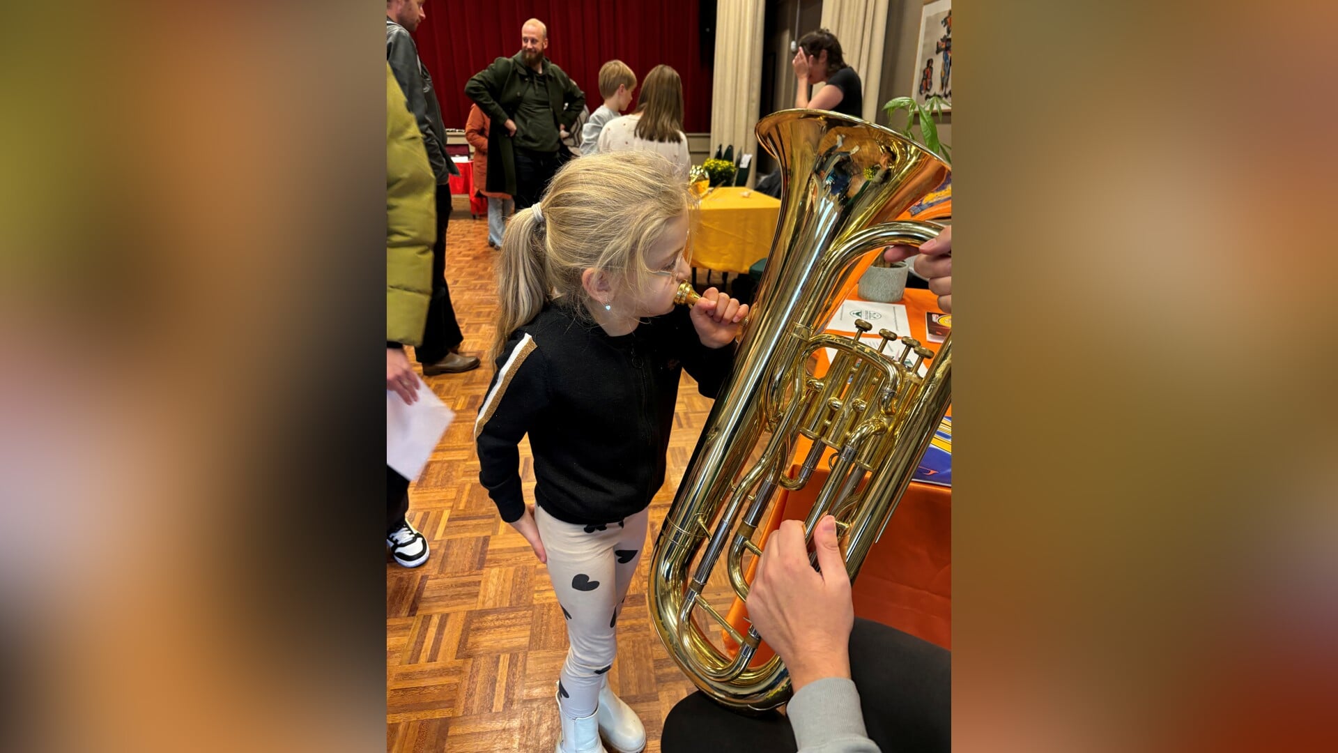 Open Huis Amicitia: muziekinstrumenten uitproberen