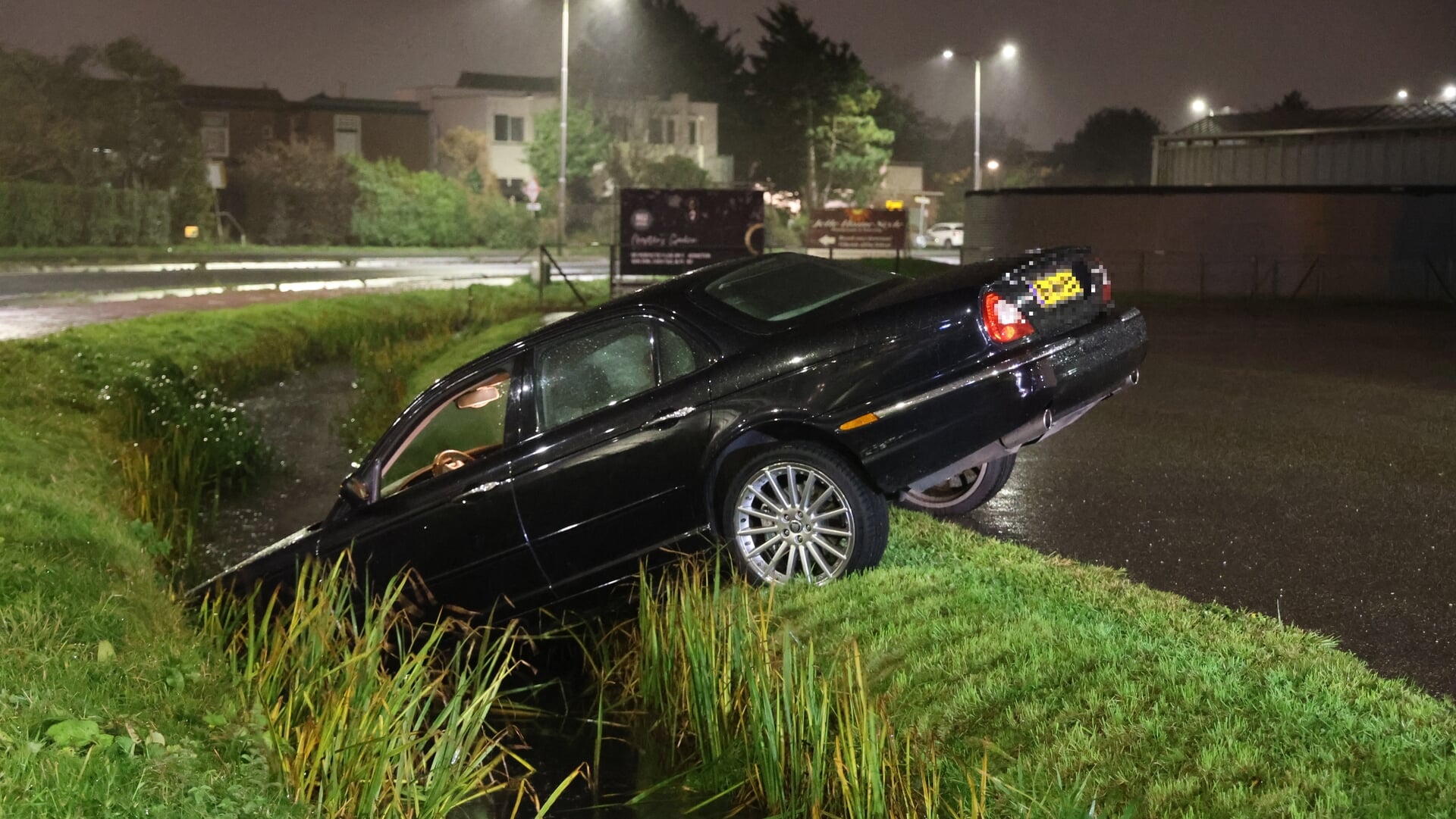 Bestuurder aangehouden na vluchtpoging bij auto te water Monsterseweg ‘s-Gravenzande