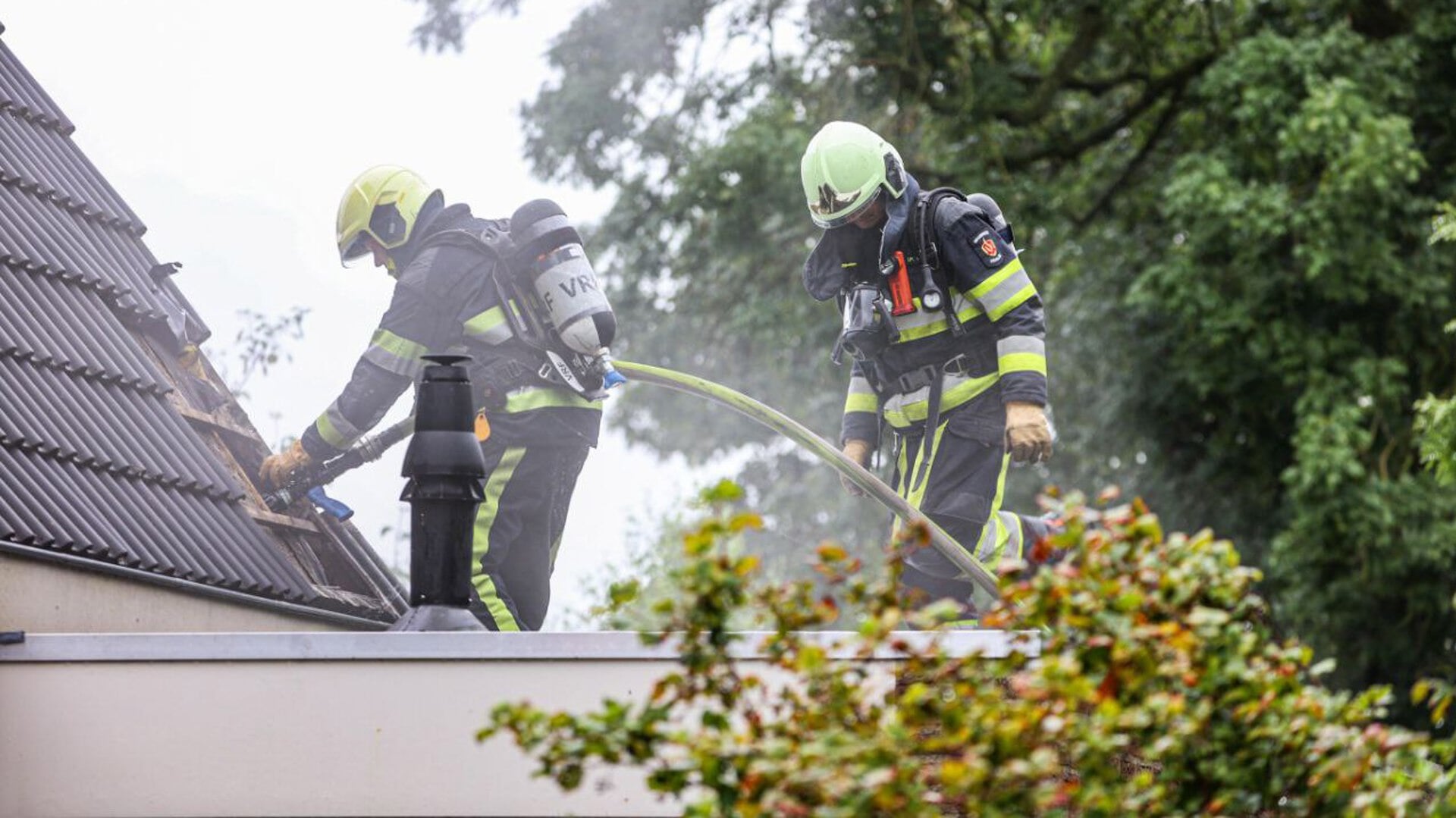 Brandweer blust woningbrand in Snikzwaag