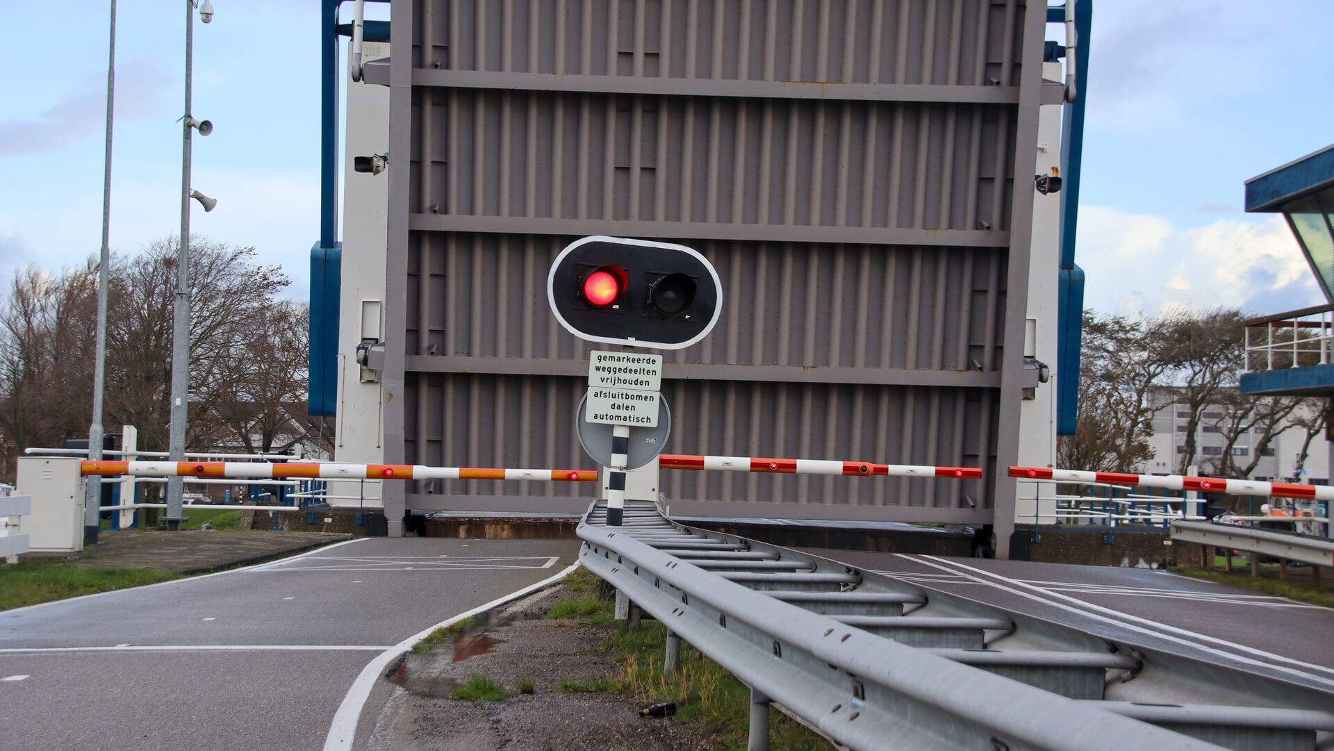 Storing bij Burgemeester Visserbrug zorgt voor veel verkeershinder in Den Helder