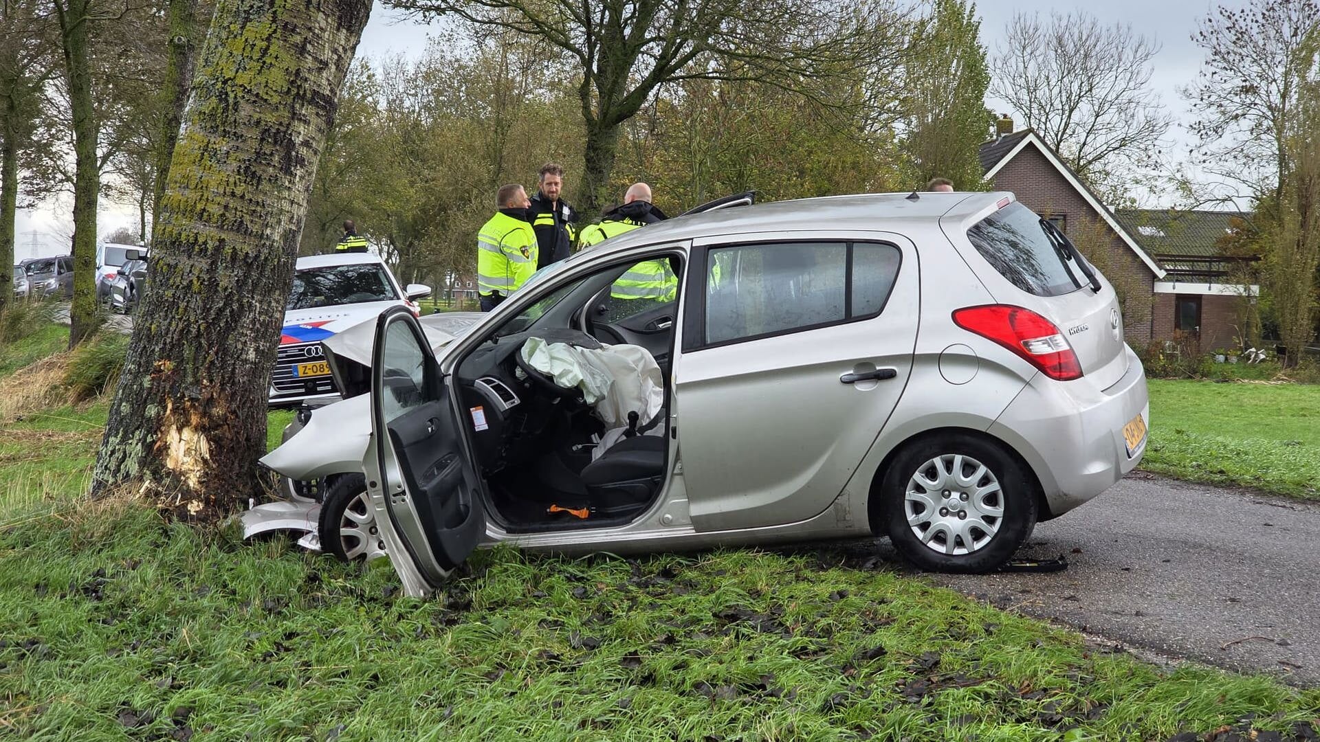 Automobilist tegen boom gereden aan de Groenedijk bij Assendelft, één persoon naar ziekenhuis