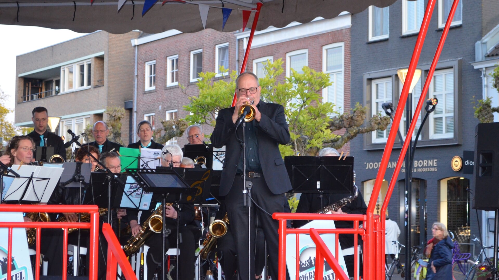 Bigbandklanken uit Boxtel en Etten-Leur op Dorpsfeest
