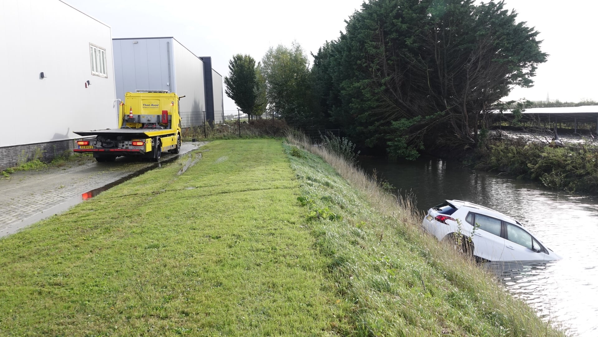 Auto raakt te water aan Tulpenmarkt in Zwaagdijk-Oost