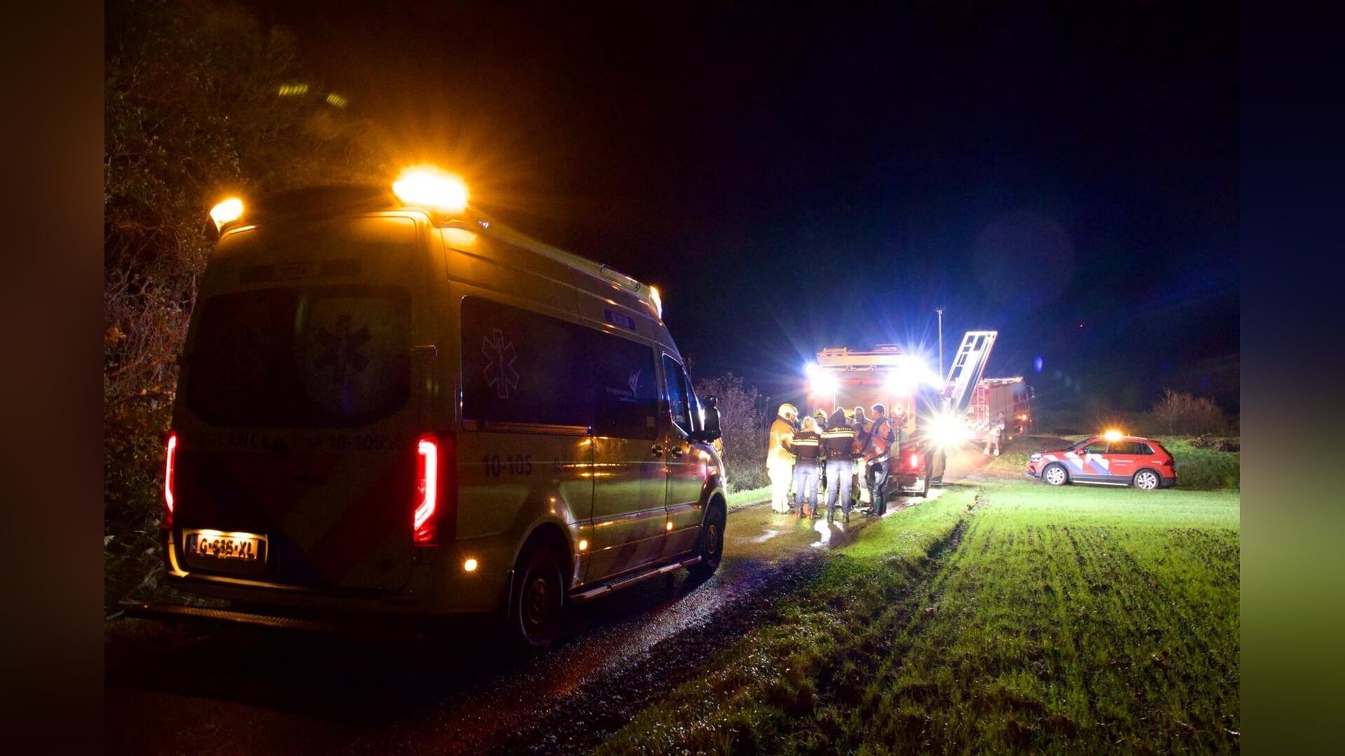 Bestuurder na ziekenhuis nadat busje te water raakt langs Molenweg in Hippolytushoef