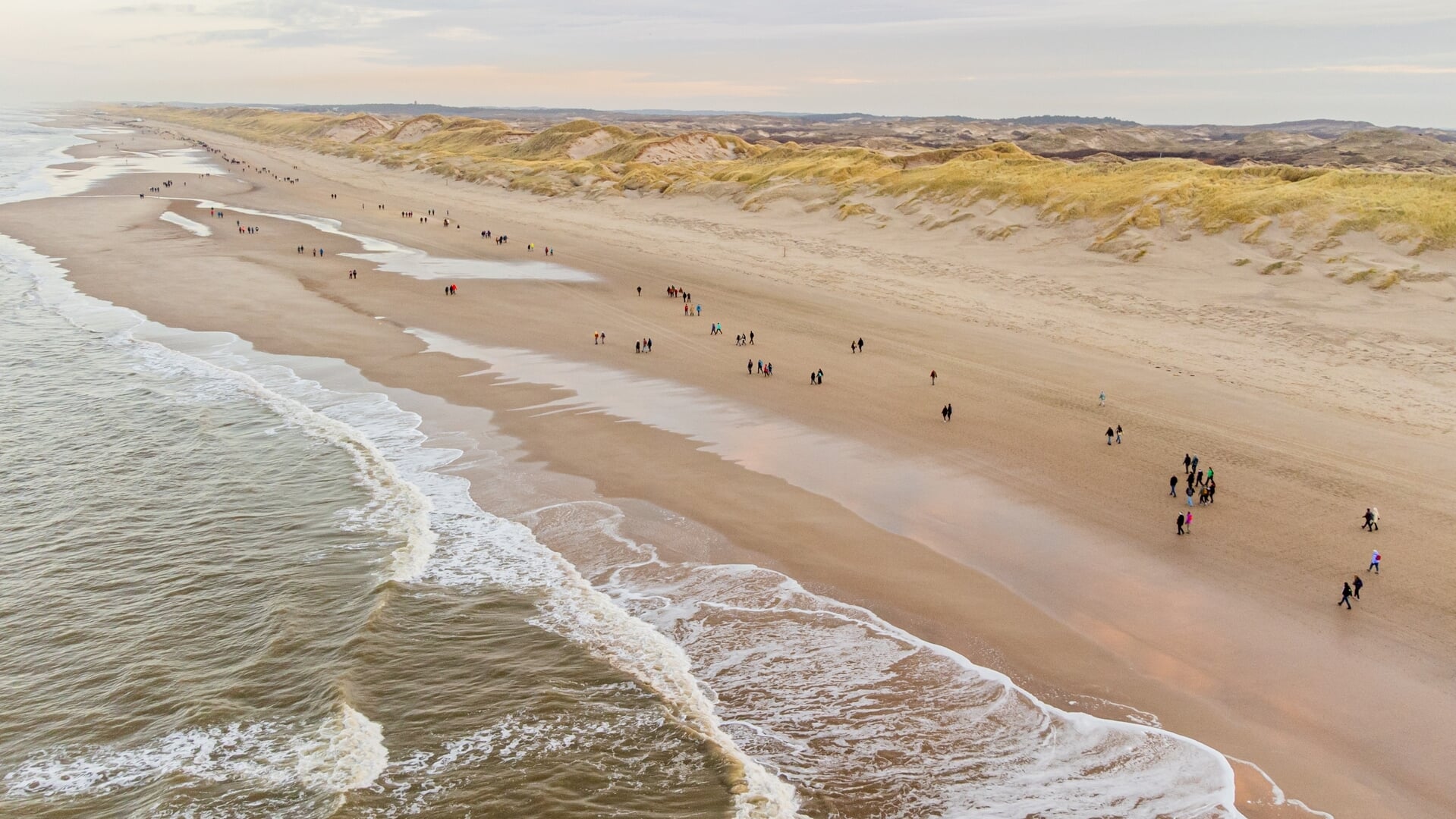 Vierduizend deelnemers klaar voor Egmond Wandel Marathon: ‘Winterse uitdaging door duinen en langs z