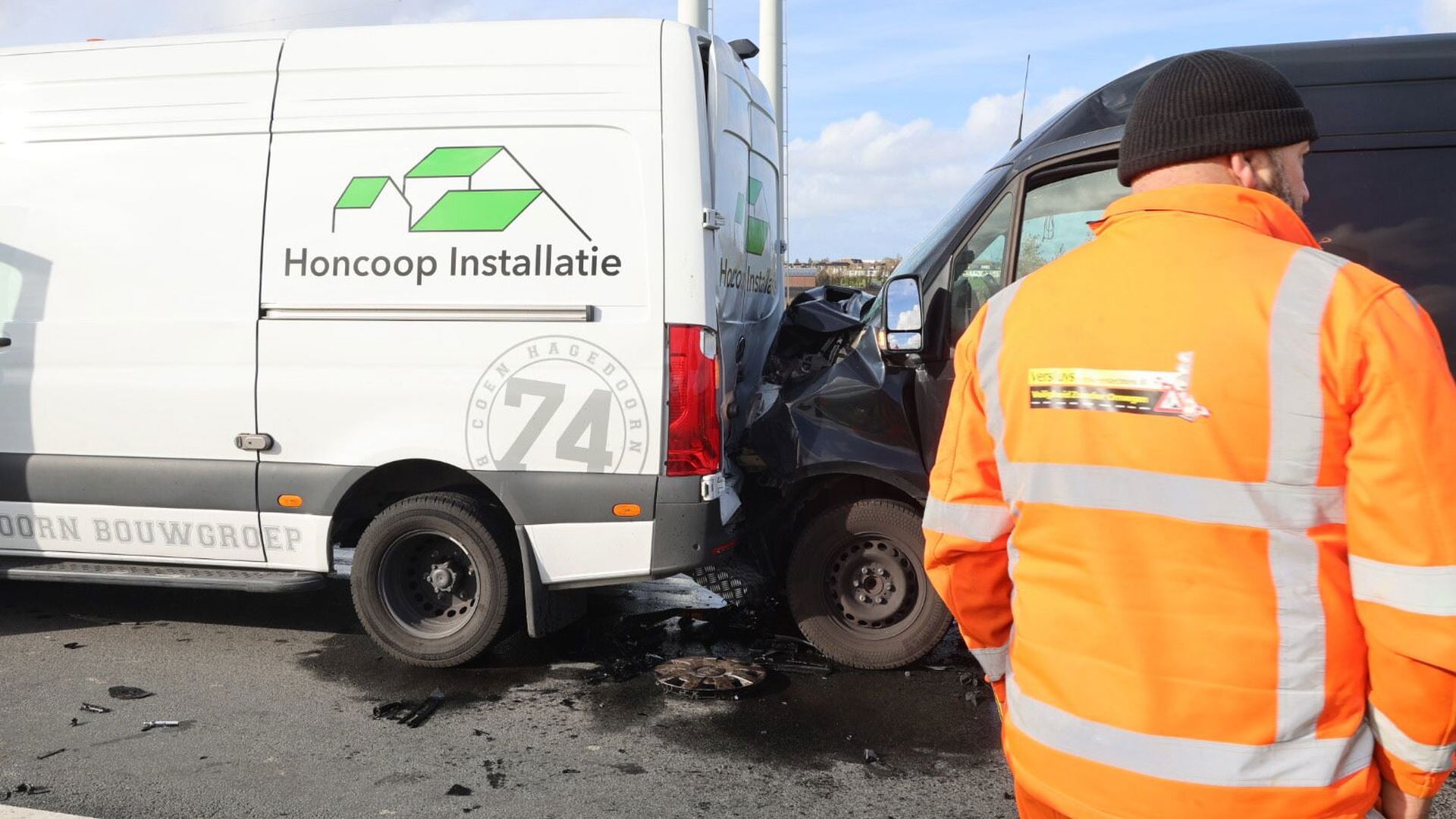 N205 bij Nieuw-Vennep volledig afgesloten na aanrijding tussen twee voertuigen