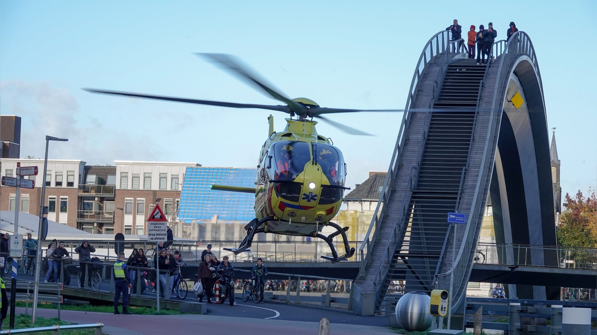 Fietser ernstig gewond na ongeval bij de Melkwegbrug in Purmerend, traumaheli ter plaatse