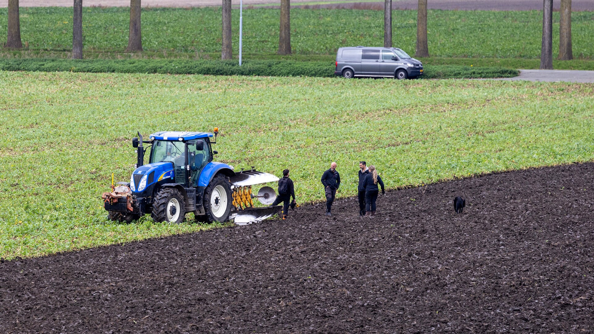Overleden man in weiland in Abbenes is uit vliegtuig gevallen, politie heeft nog veel vraagtekens