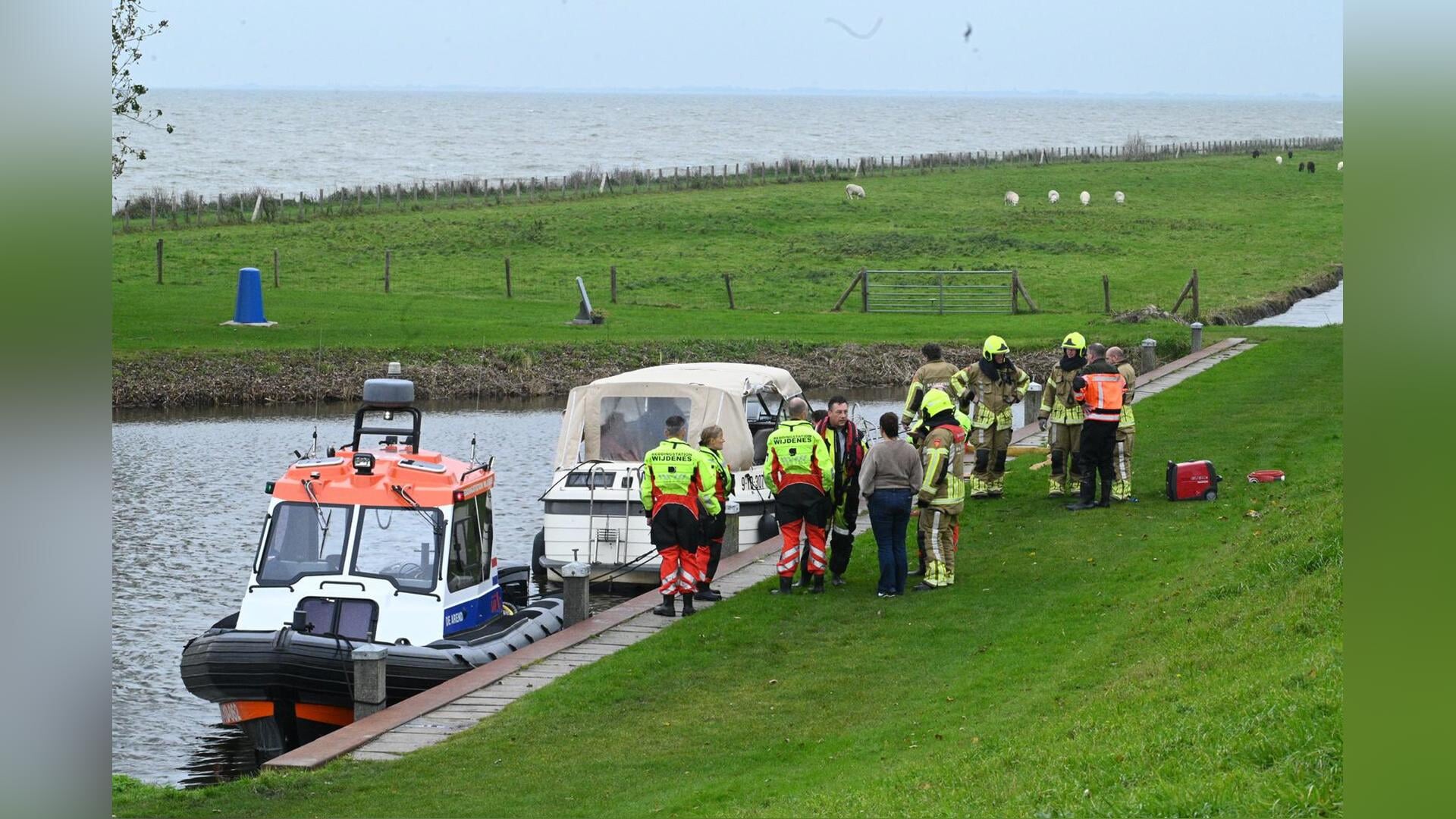 KNRM redt zinkend schip in Markermeer ter hoogte van Wijdenes