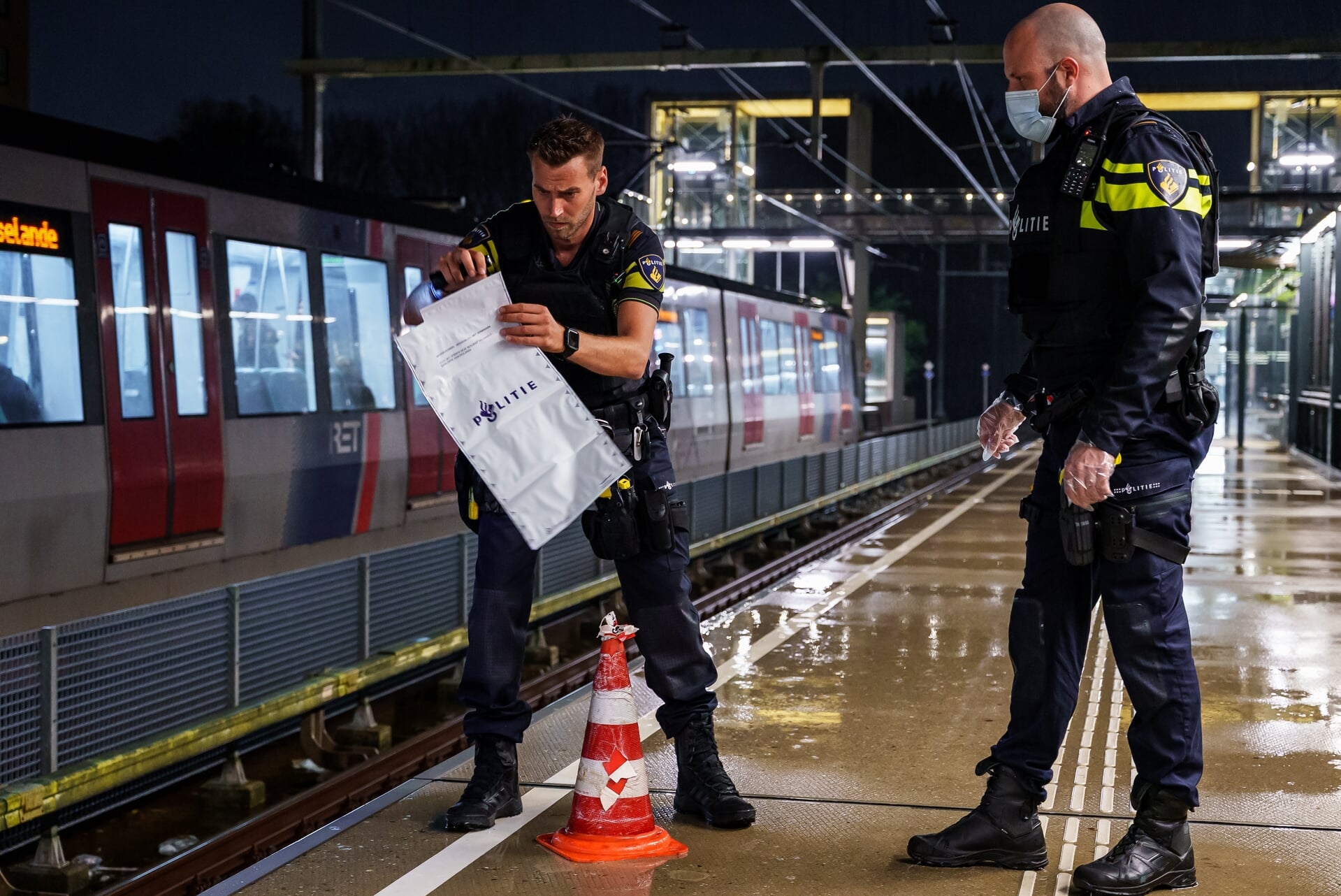 Geschoten op perron metrostation Nieuwland in Schiedam