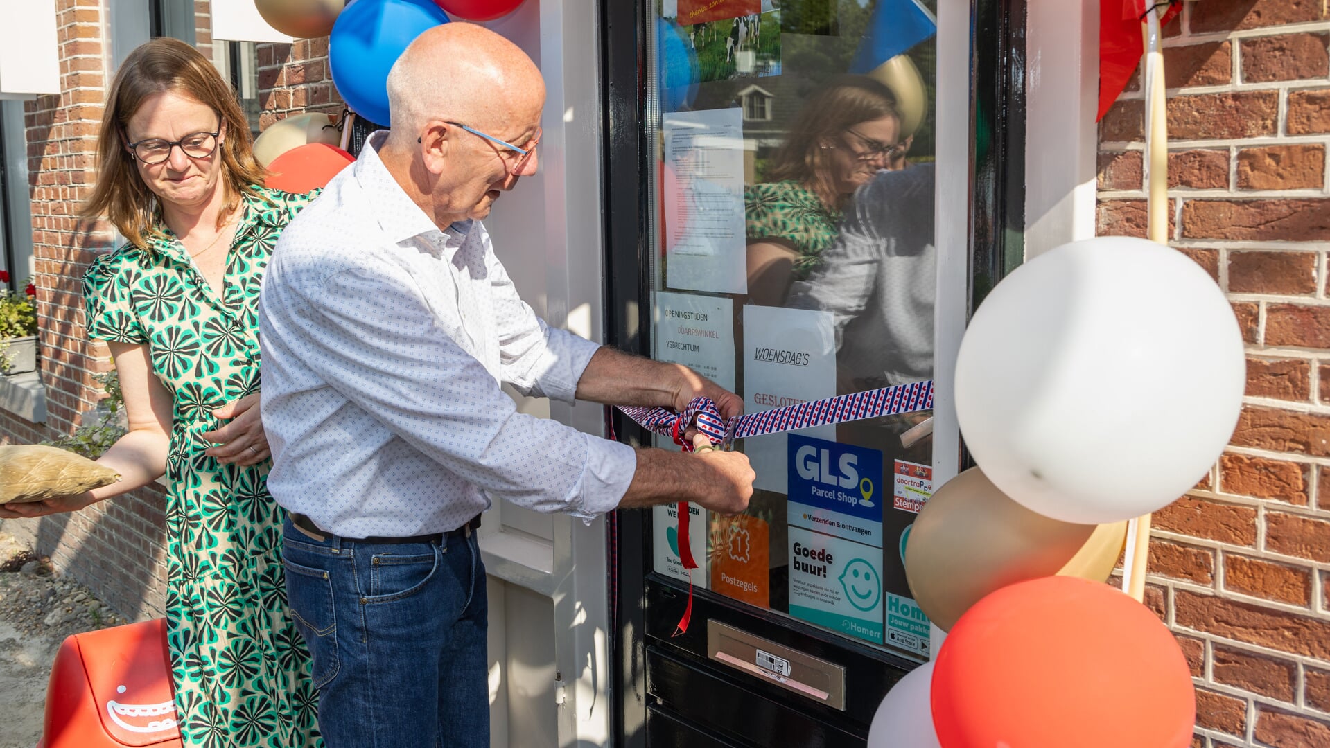 Heropening dorpswinkel geeft gouden randje aan zomerse dag in Ysbrechtum