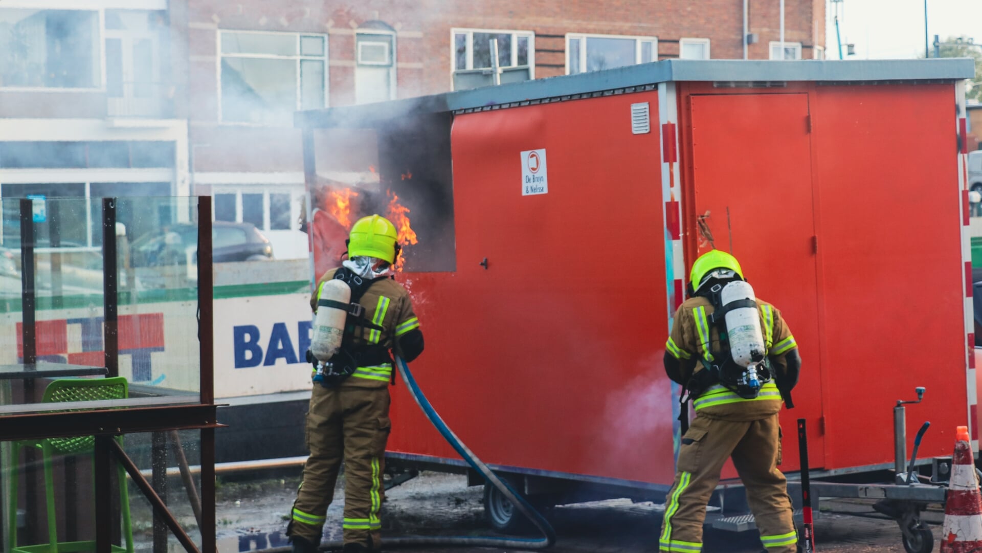 Forse schade na brand in Maassluise bouwkeet